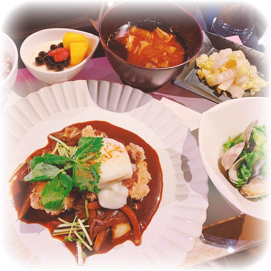 月宮まどかのインスタグラム：「. 最近作ったごはん🍚✨ . めっちゃ美味しくできたけど 茶色くてあんまり映えてない笑 . お料理教室、ケーキの授業 ばっかり消化してきたから ご飯ものやらなきゃ！って なって急いでます₍ ᐢ- -ᐢ ₎ . 来週は久々のケーキだから 茶色投稿脱出します🏃‍♀️💭 . #abcクッキング #お料理好きな人と繋がりたい #料理上手になりたい #cooking」