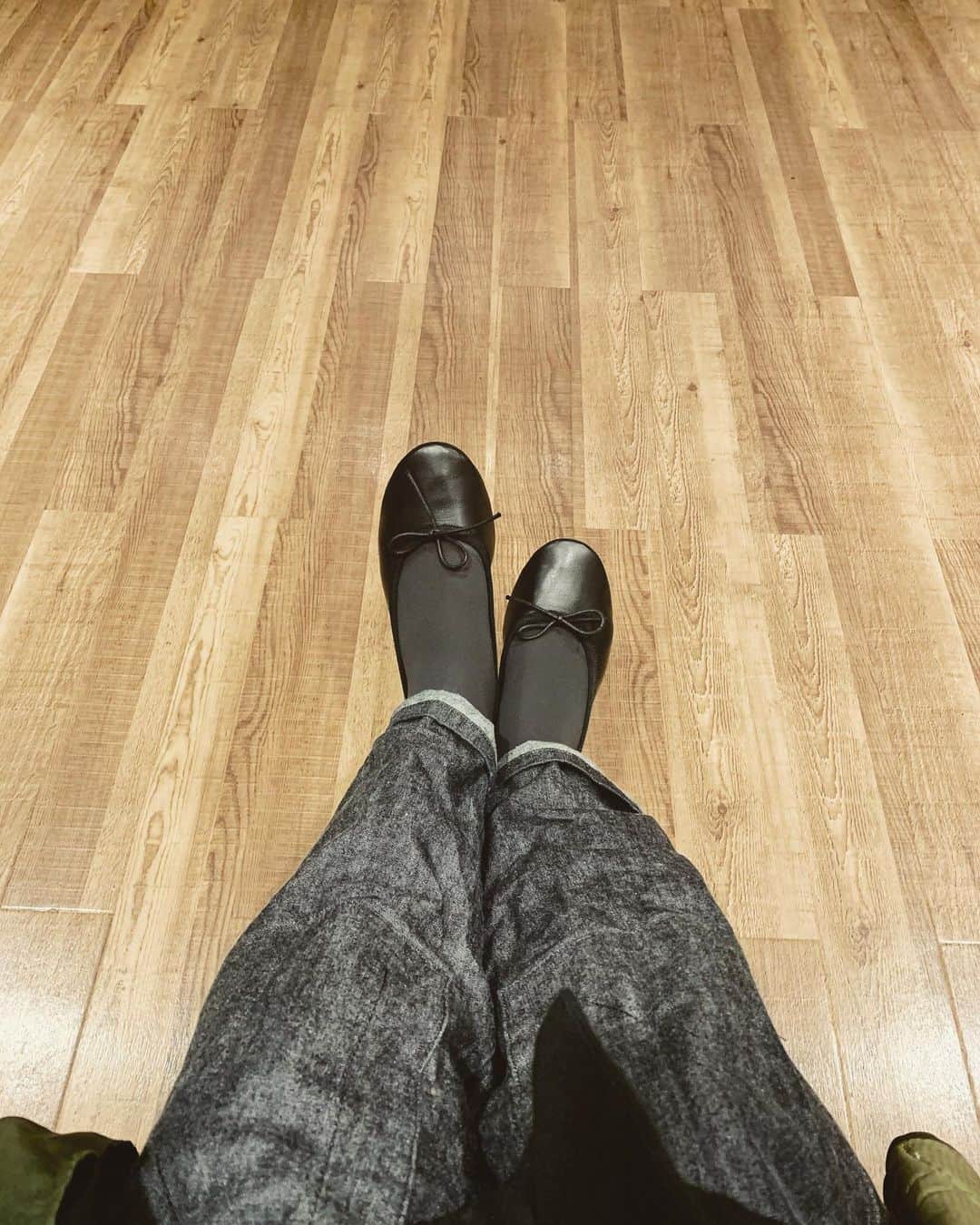 生越千晴のインスタグラム：「🩰 可愛すぎたりしてなかなか手を出せなかったけどこのバレエシューズ本革なのにナント防水加工。コレダ〜！となり久しぶりのバレエシューズ。うれしい。かわいい。」