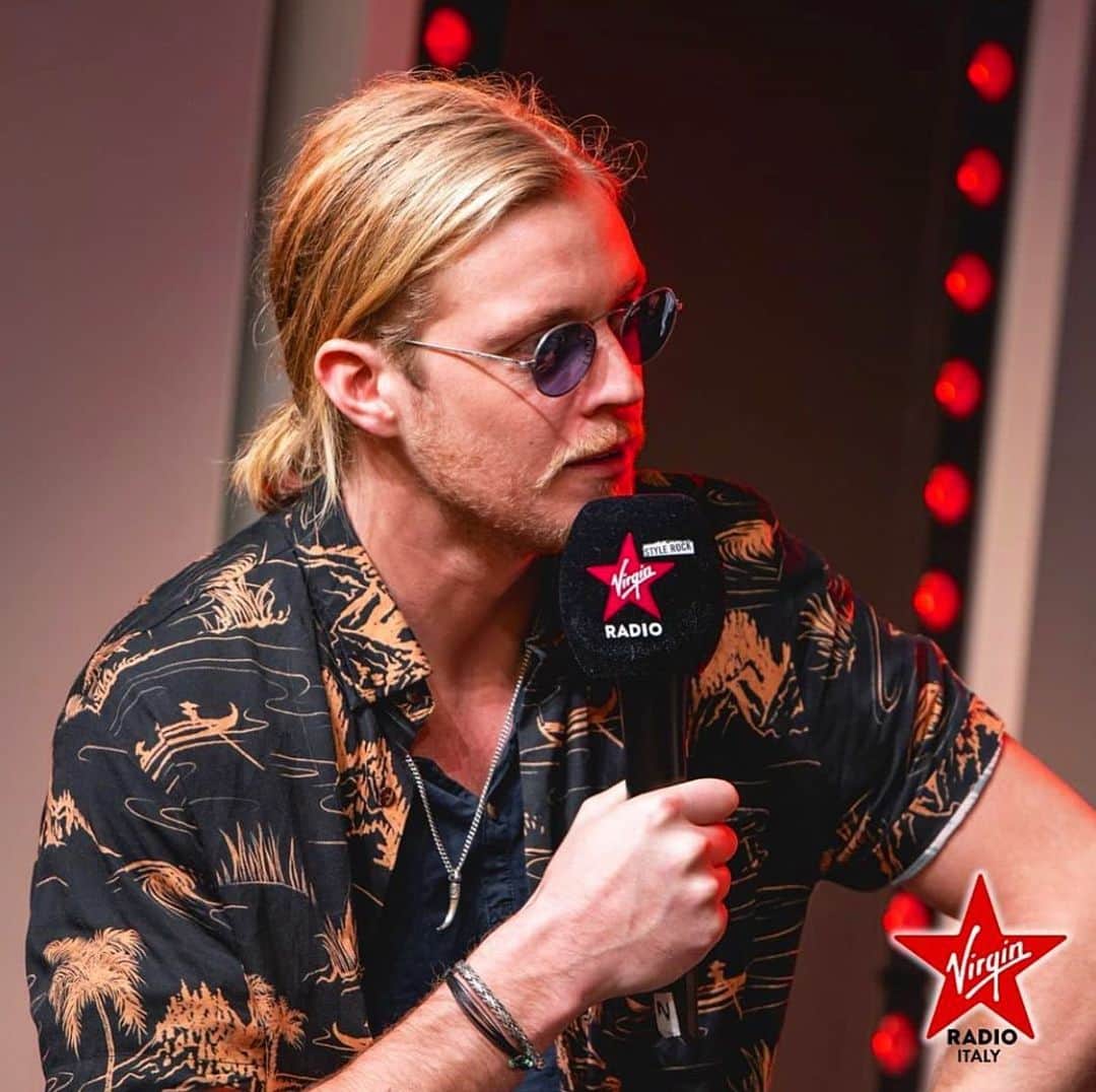 ルーファス・テイラーのインスタグラム：「Serious shirt for serious stuff on Virgin radio...」
