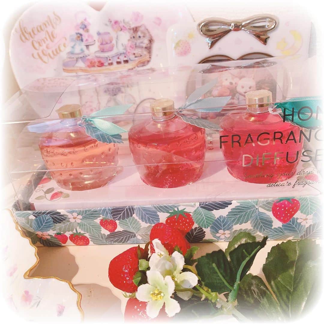 月宮まどかのインスタグラム：「. #アフタヌーンティーリビング のいちごフレグランス🍓💕 . もう何年連続か忘れたくらい 毎年同じの買ってます🎀 . しっかり香るからすき☺️ . いちごの造花？とあわせて お手洗いに置いてます🍓✨ . かわいい◝(⑅•ᴗ•⑅)◜..°♡ . #afternoontealiving #アロマディフューザー #いちご #いちご好き #strawberry」