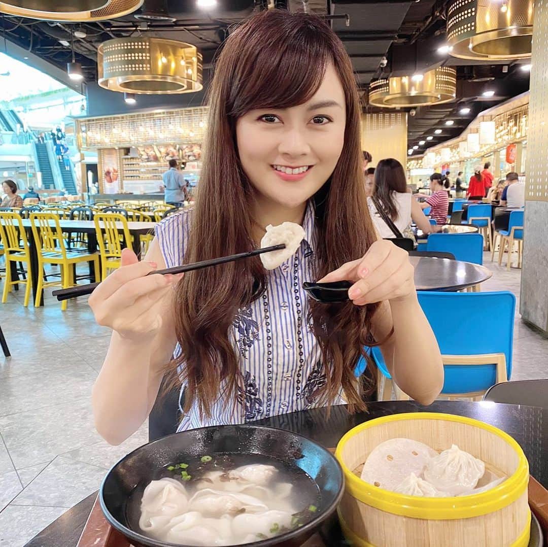 野本愛さんのインスタグラム写真 - (野本愛Instagram)「シンガポール旅行の続き💕 . マリーナベイサンズのフードコートで 餃子スープやフルーツを食べたよ😊❤️ . 餃子スープは優しい塩味のスープと 具沢山の餃子で美味しかった😊💕 . 小籠包は皮が厚め✨ . シンガポールのフルーツは安くて甘くて美味しい😊❣️❣️ . フードコートは綺麗だし、席もたくさんあって 人との距離も取れたのでコロナの不安もなく、 安心できた😃 . ただ、ベイサンズの入り口からは結構遠くて 10分くらい歩いたかも😆💦 . #シンガポール旅行 #マリーナベイサンズ #海外フードコート #ラサプーラマスターズ #餃子スープ #シンガポールの美味しいもの #シンガポールご飯 #シンガポールグルメ #旅スタグラム #海外女子旅 #海外好きと繋がりたい #海外旅行好きな人と繋がりたい #旅行好き女子 #カットフルーツ #marinabaysands #rasapuramasters #singaporetrip #singaporefood #singaporeeats #singapore_insta #japanesegirl」3月5日 18時16分 - himemode