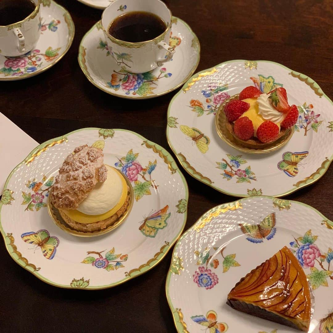 沢瀉美緒さんのインスタグラム写真 - (沢瀉美緒Instagram)「※ To go home with cakes from @palacehoteltokyo 💛 . お土産魔の私。 会食や外食を控えがちなので 実家ご飯が増えています。 . なので手土産を💛 と購入したのはパレスホテルの ペストリーショップ✨ . マロンシャンティイも捨てがたいけど この日は季節柄苺に目が行きます🍓 . あとはとっても美味しい、 シュークリームとりんごタルト🍎 . . #palacehoteltokyo #パレスホテル #cakes #cakestagram #ケーキ #herend #ヘレンド #ヴィクトリアブーケ #ミオログ」3月5日 18時16分 - mio_omodaka