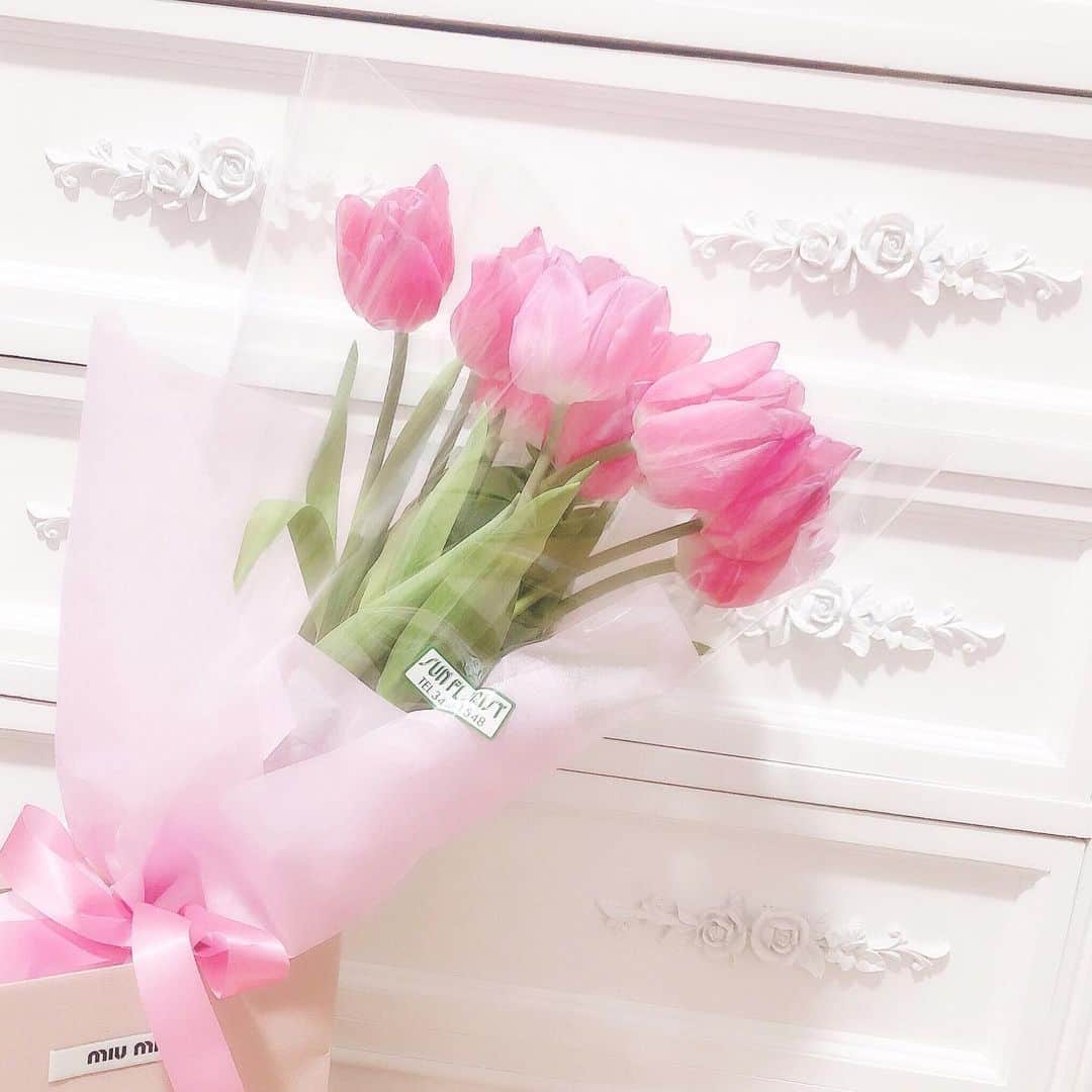 胡桃兎愛のインスタグラム：「お花いっぱいのお部屋にしたい🌷🌷🌷」