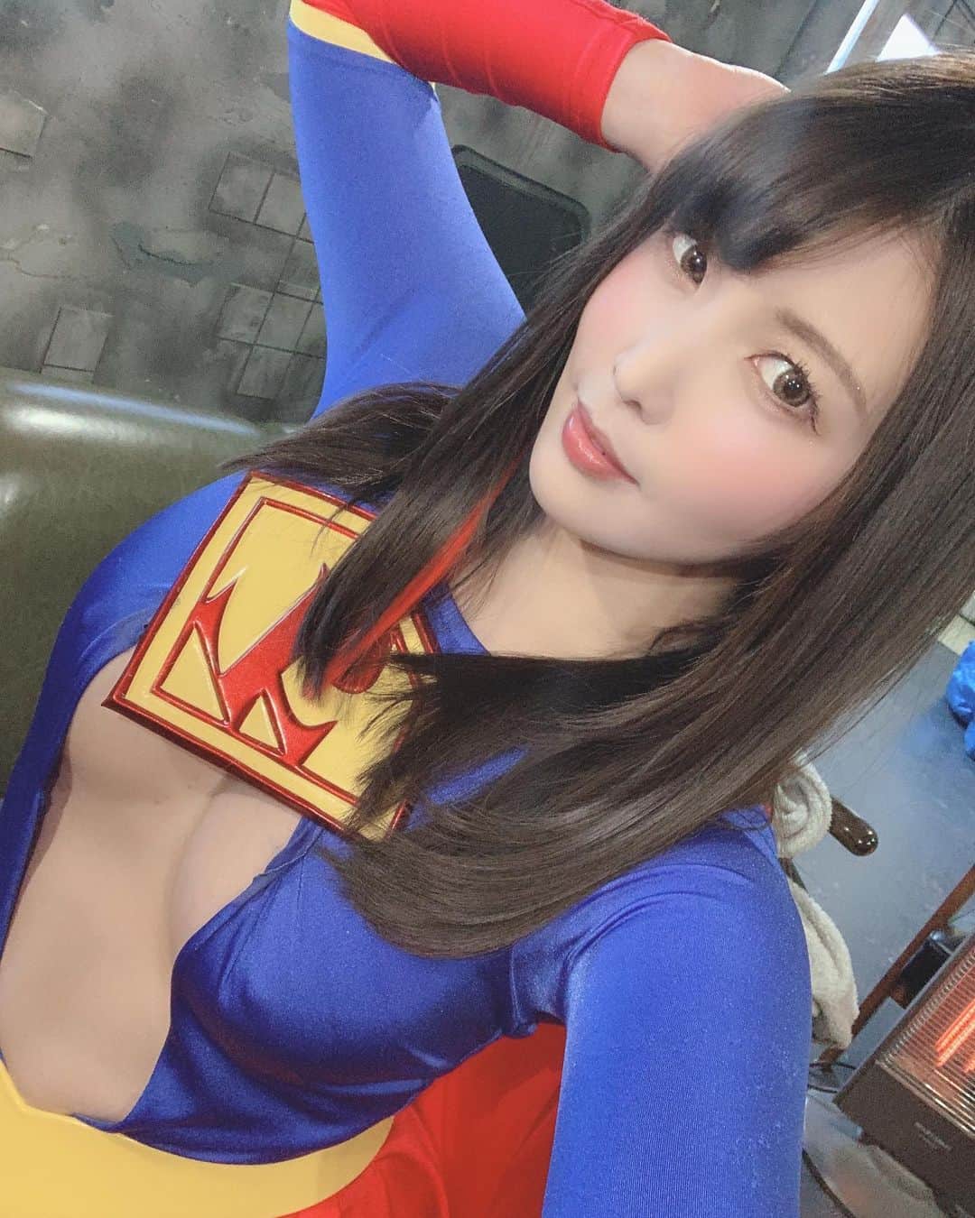 新村あかりのインスタグラム：「GIGAさんで撮影中です！ スーパーレディーがこんな姿に🥺  #特撮 #アメコミ #コスプレ」