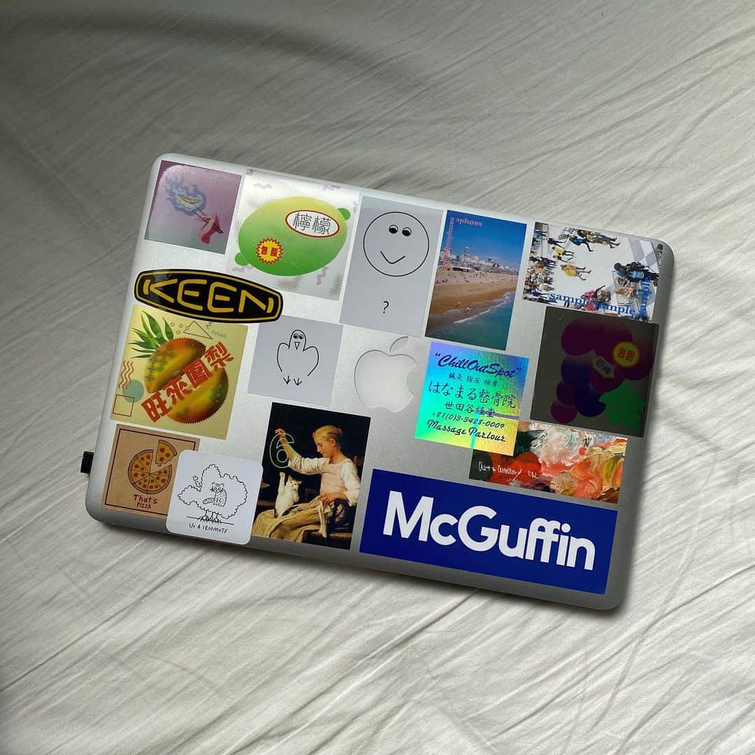 宮崎葉さんのインスタグラム写真 - (宮崎葉Instagram)「My MacBook Air 💻💌 いろーんな人の、いろーんなシール。 かわいいねー？？？？？？？？ ㅤ このmacを使いまして、つらつらとnoteを綴っております。 色んなこと書いてるので、トップから飛んで読んでみてくださいまし。ぺこ #macbook #macbookair」3月5日 18時23分 - you_miyazaki
