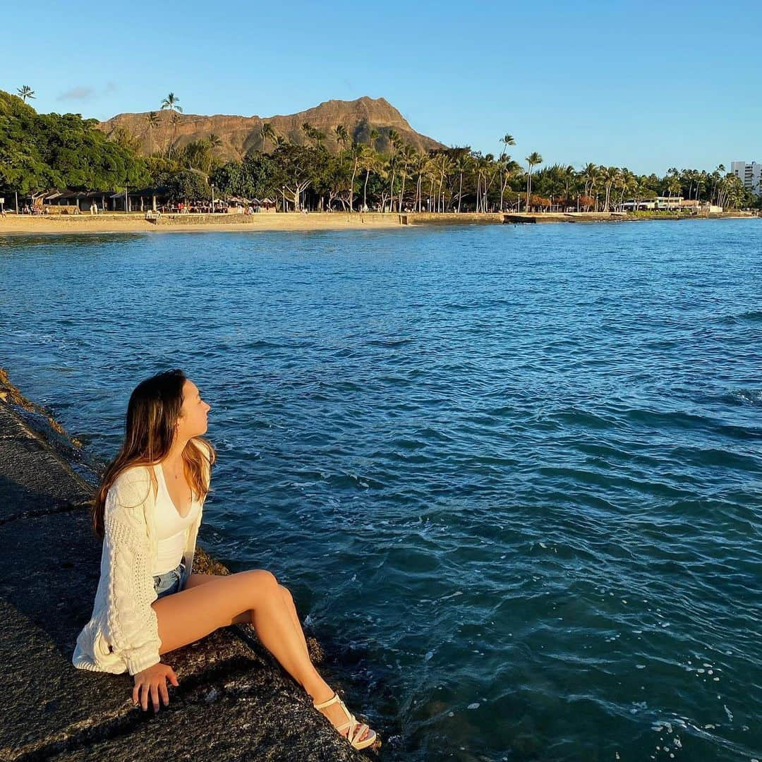 秋野ミレナのインスタグラム：「golden hour☺️ • • • #sunset#goldenhour#waikiki#waikikibeach#diamondhead#hawaii#oahu#collegelife」