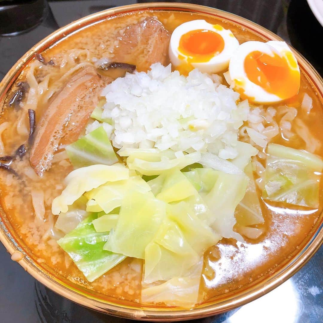 永島知洋さんのインスタグラム写真 - (永島知洋Instagram)「上出来やんー。 宅麺にハマってます。。。 家でトッピングして作るだけ。 この天一のどんぶりのおかげで。。。 最高の出来！！ #永島知洋 #宅麺 #背脂煮干し #ラーメン #どんぶり #トッピング #半熟卵」3月5日 18時26分 - tomohiro.nagashima
