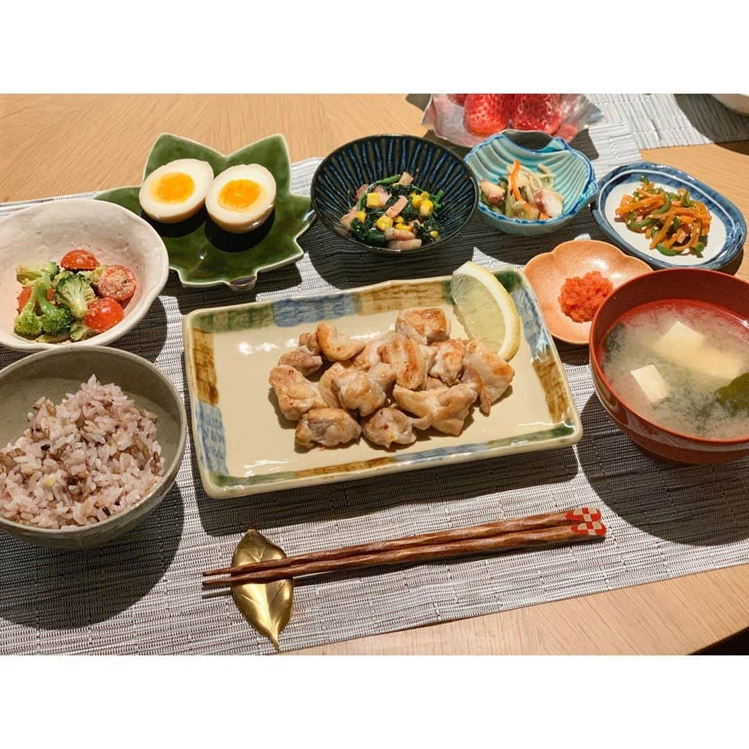 真野恵里菜さんのインスタグラム写真 - (真野恵里菜Instagram)「#いつかの夕飯 鶏の塩焼き ブロッコリーとトマトの胡麻和え 味玉 ほうれん草とベーコンとコーンのバター醤油 タコと胡瓜の酢の物 ピーマンと人参のきんぴら 明太子 雑穀米 お味噌汁 いちご . . お世話になっている農家さんから 畑で採れたレモンをいただいたので 鶏肉はレモンをかけてサッパリと🐓🍋 我が家の味玉はおろし生姜をちょっと加えてます🥚 箸置きは友人がプレゼントしてくれたもの☺️🍃 . . 私はこれ食べた後にアイスも食べました🍦😂 #まのごはん #海外生活」3月5日 18時39分 - erinamano_official