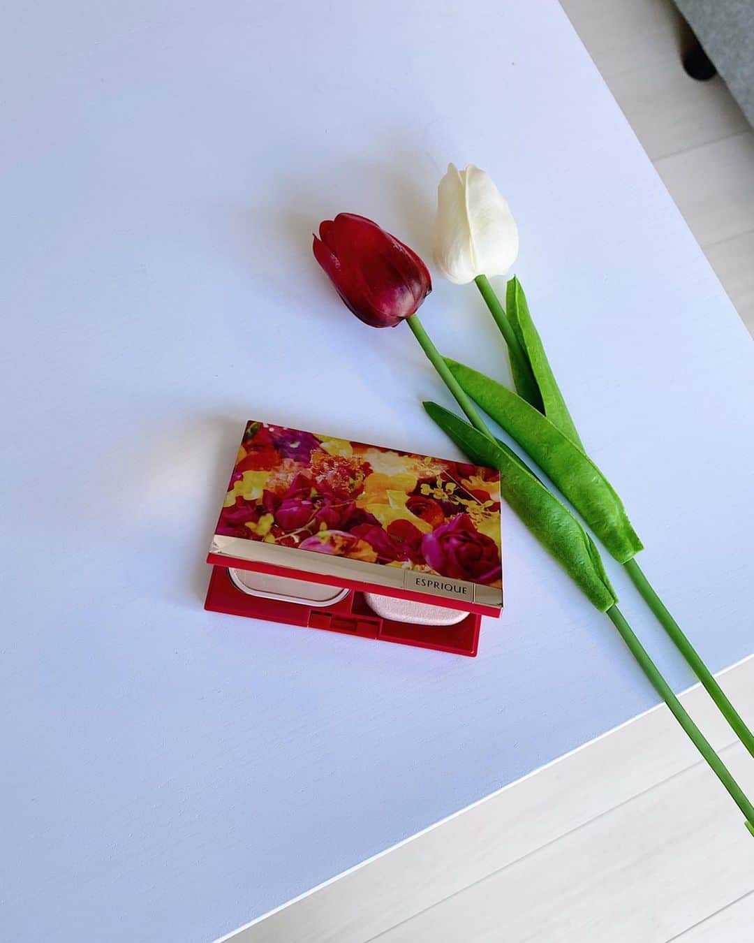 安中芙美さんのインスタグラム写真 - (安中芙美Instagram)「ㅤㅤㅤㅤㅤㅤㅤㅤㅤㅤㅤㅤㅤ ㅤㅤㅤㅤㅤㅤㅤㅤㅤㅤㅤㅤㅤ 蜷川実花さんの世界観たっぷりのパッケージが可愛い🌹 お花で春っぽい感じもワクワクする✔️ ㅤㅤㅤㅤㅤㅤㅤㅤㅤㅤㅤㅤㅤ 密着感が強くてお気に入りのアイテムです◎ コンパクトタイプで、 鞄にも入るサイズ感で化粧直しにも使えるよーっ🛍 ㅤㅤㅤㅤㅤㅤㅤㅤㅤㅤㅤㅤㅤ  #エスプリーク @esprique_official  #esprique_partner #シンクロフィットパクトUV #蜷川実花 #mikaninagawa」3月5日 18時52分 - fumitwinsworld