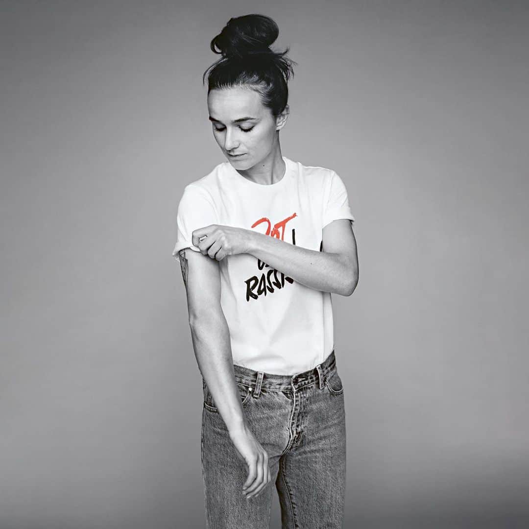 Lina Magullのインスタグラム：「*Rot gegen Rassismus* ❗️ Ich spiele nun seit acht Jahren professionell Fußball und habe schon Kolleginnen aus vielen verschiedenen Nationen kennengelernt.  Neues empfinde ich als bereichernd.  Es sollte heute selbstverständlich sein, jeden Menschen so zu akzeptieren, wie er ist. Es gibt keine Unterschiede. Es ist ein Miteinander, kein Gegeneinander. Nur so kann die Welt funktionieren.  Dass in Deutschland Rassismus aufkommt, ist mir unerklärlich. Es ist auch nur eine Minderheit – aber wenn sie sich durch Lautstärke Gehör verschafft, muss man antworten. Manche verstecken sich in größeren Gruppen oder in der Anonymität des Internets. Aber die Mehrheit der Deutschen denkt anders. Jeder Einzelne sollte das zeigen. #rotgegenrassismus https://fcbayern.com/de/news/2020/03/rot-gegen-rassismus---alle-statements-des-fc-bayern-muenchen」