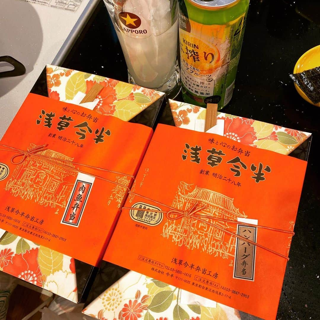 西山茉希さんのインスタグラム写真 - (西山茉希Instagram)「#西山食堂 #偽物食堂  楽屋のお弁当を西山イーツ。  #遠足気分 #スープはあるよって  ごめん。 昨日残りすぎたお味噌汁めっちゃ沸騰させた。  #なーんもしないでお仕事に感謝します #お弁当と出逢えるお仕事 #幸せな職業だと思えるあるある  甘えます。 頂きます。 なぜかチビーズテンションあげあげ。 お弁当あるある。 複雑無視無視。 m(_ _)m」3月5日 18時48分 - maki.nshiyama50