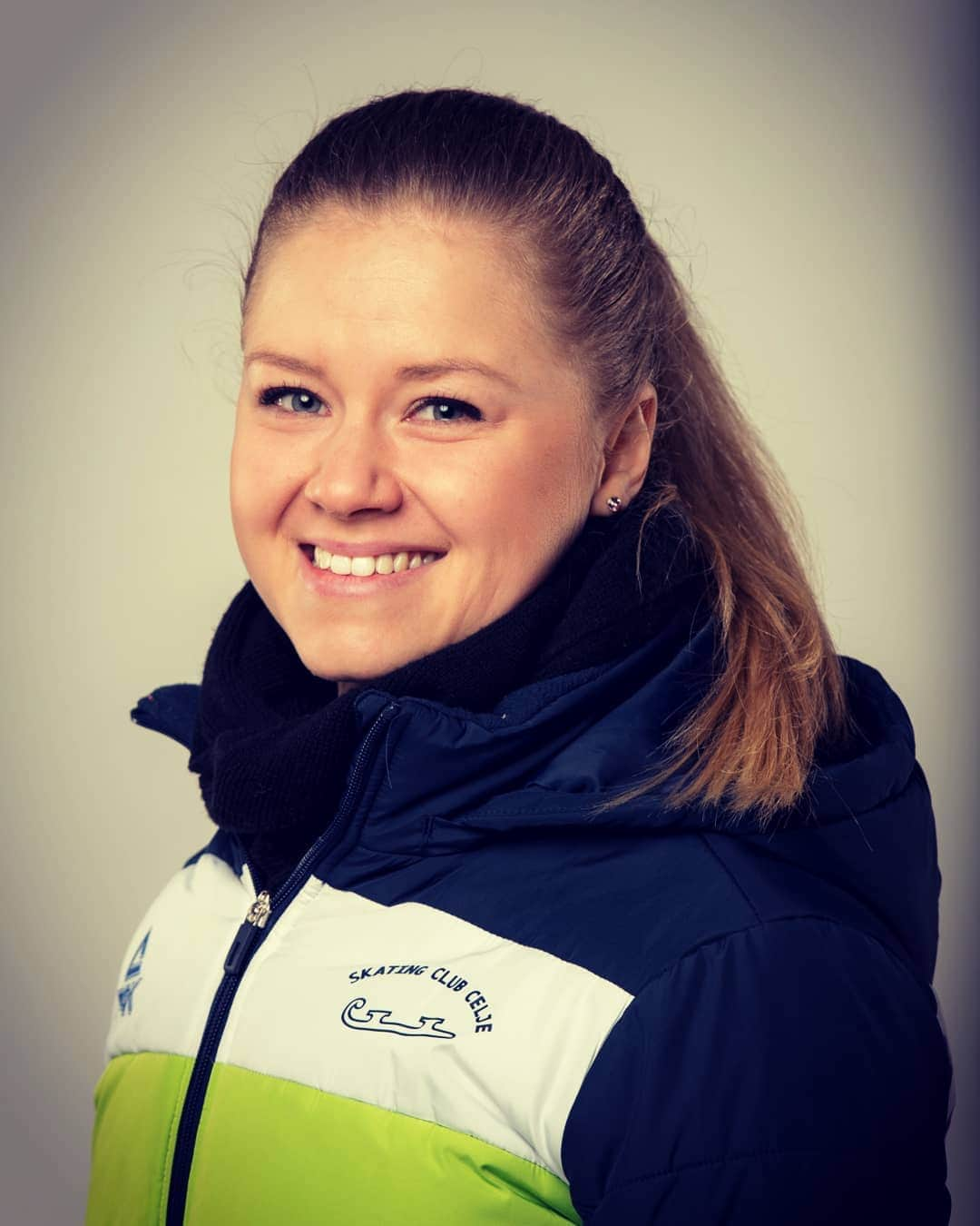 ダーシャ・ゲルムのインスタグラム：「Be who you needed when you were younger.  Does it suit me? ☺️ #coach #figureskatingcoach #figureskating #coachlife #loveit #lovemyjob #livealife #lovemylife💕 #joy #happiness #happygirls」