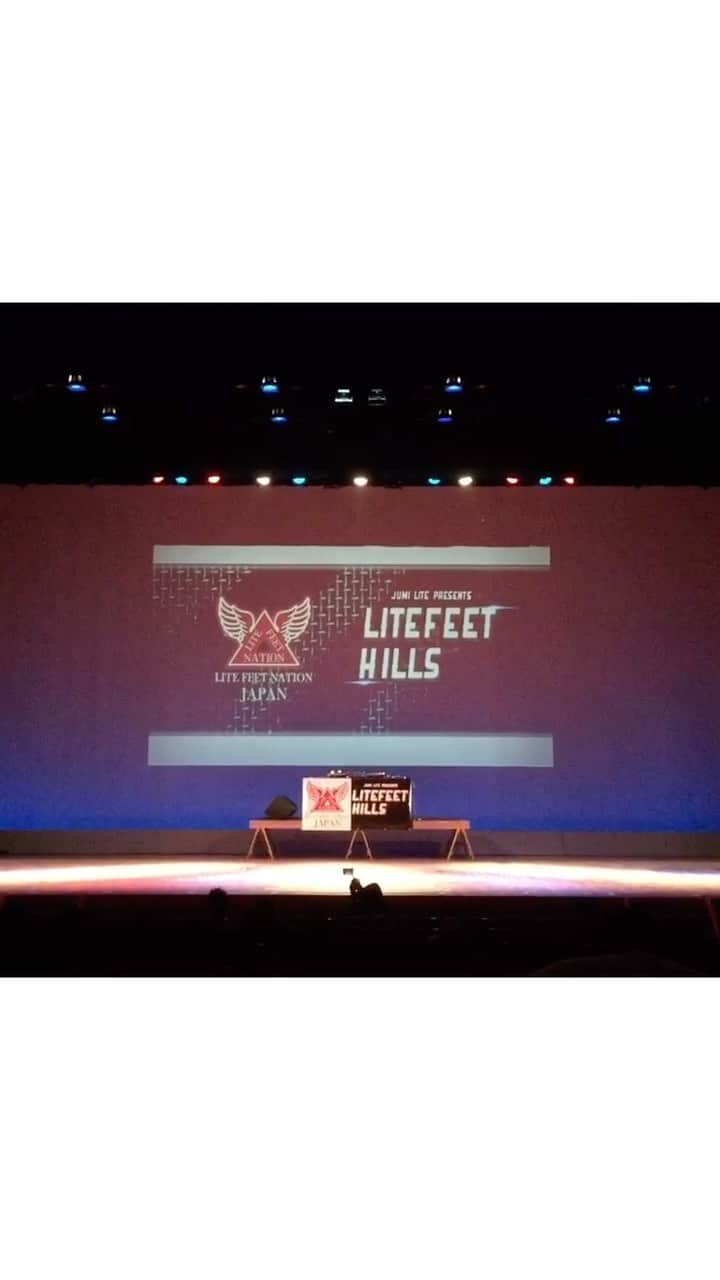 新谷奈々のインスタグラム：「・ ・ ・ ☺︎ LITEFEET HILLS ASIA FINAL 2018 ☺︎ ・ ・ 1年半近くも前のですが思い出深いので投稿しときます😅 ・ ・ 私が専門入って初の県外でのイベント！ 先輩の力あって大きなステージでnvaとしてshowcaseやらせていただきました🙌🏻 ・ ・ 先輩にコレオしていただいてHIPHOP踊らせてもらってます ひざ破けてる黒いズボンが私です😅 先輩のカッコ良さにはかなわないなぁ😓 ・ ・ 学校入ってからLITEFEETというジャンルを知りこのイベント通してよりLITEFEETを知れました。 めちゃくちゃ楽しいジャンル。出会えて良かった😊 ・ ・ #2018 #12月26日 #litefeet #litefeethills #asia #final #dance #神奈川 #川崎 #nva #showcase #hiphop #😊」