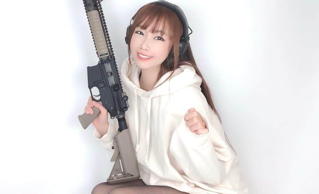 のインスタグラム：「💖大きめ白パーカー💖 ✖︎ 💜VFC Colt Mk18mod1 電動ガン💜  アメリカ軍特殊部隊での使用例が多くみられるM4A1カービンベースのアサルトライフル🔫💞 装備好きなサバゲーマーさん向けっぽいエアガンだけど、取り回しがいいからビギナーさんにもイイかも😊  将来的に揃えられる装備の幅も広がります❣️ 今回は、あえて大きめの白パーカーをワンピ風にダボっと来たファッションにしてみたよ✨❤️✨ 脚の立体感が綺麗に出る黒ストッキングが好きなので、合わせることが多いよ💓  オルガ Instagram : @orgaairsoft  #orgaairsoft #サバゲー #サバイバルゲーム  #サバゲーファッション #Gunドル #tacticute #airsoft #airsoftgun #airsoftjapan #airsoftworld #m4a1 #airsoftgame #airsofter #airsoftinternational #airsoftlove #airsofter #airsoftgirl #tactical #tacticool #tactique #tacticalgirls #military #militaryfashion #militarystyle #militarygirl #gun #gungirl #gunandgirl #サバゲー女子 #sakachikumi #坂地久美」