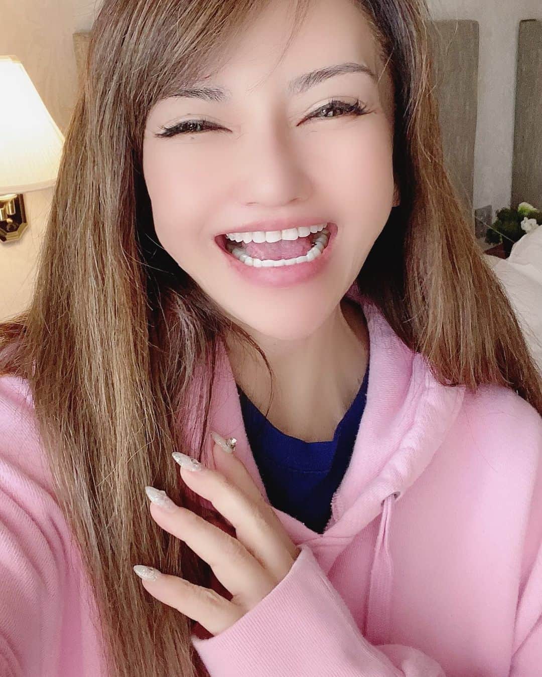 selfieneのインスタグラム：「#笑おう ❣️﻿ #わらおう ❣️﻿ #免疫上げて ﻿ ﻿ #コロナウィルスに勝つ ✨﻿ ﻿ コロナを避けながら﻿ やる事やるよ(^^)﻿ ﻿ #出かけても ﻿ #ひきこもっても ﻿ #お金増える仕組みがあるから大丈夫🙆‍♀️﻿ #ビューティーソルジャー ﻿ #投資女子﻿ ﻿ ﻿ 海外での資産構築方法を手に入れたい方はこちらからLINEに登録してね♩﻿ ↓↓↓﻿ @marigram_uu_」