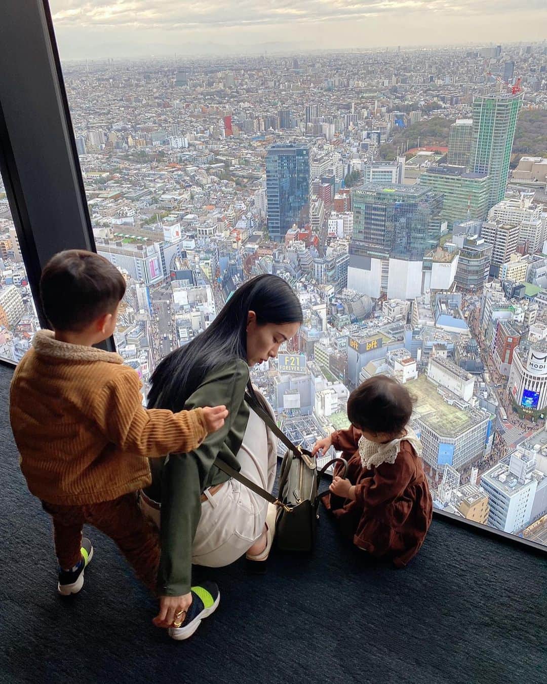 尾崎紗代子さんのインスタグラム写真 - (尾崎紗代子Instagram)「. ちょっと前のSHIBUYA SKYにて😎 (最後の写真のネーベルリング明日20時再入荷します😎) @mone_official_account . #japan #tokyo #shibuya #shibuyasky #渋谷 #selfie #selfiegram  #japanese #tokyo #mom #mother #blackhair #黒髪 #makeup #hairmake  #momlife #mommylife #mommy #男の子ママ #女の子ママ#ママライフ #motherof2」3月5日 18時58分 - osayo_osayo