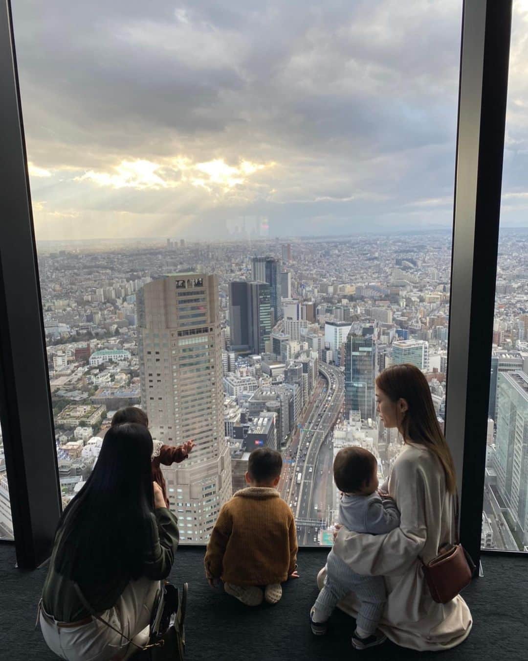 尾崎紗代子さんのインスタグラム写真 - (尾崎紗代子Instagram)「. ちょっと前のSHIBUYA SKYにて😎 (最後の写真のネーベルリング明日20時再入荷します😎) @mone_official_account . #japan #tokyo #shibuya #shibuyasky #渋谷 #selfie #selfiegram  #japanese #tokyo #mom #mother #blackhair #黒髪 #makeup #hairmake  #momlife #mommylife #mommy #男の子ママ #女の子ママ#ママライフ #motherof2」3月5日 18時58分 - osayo_osayo