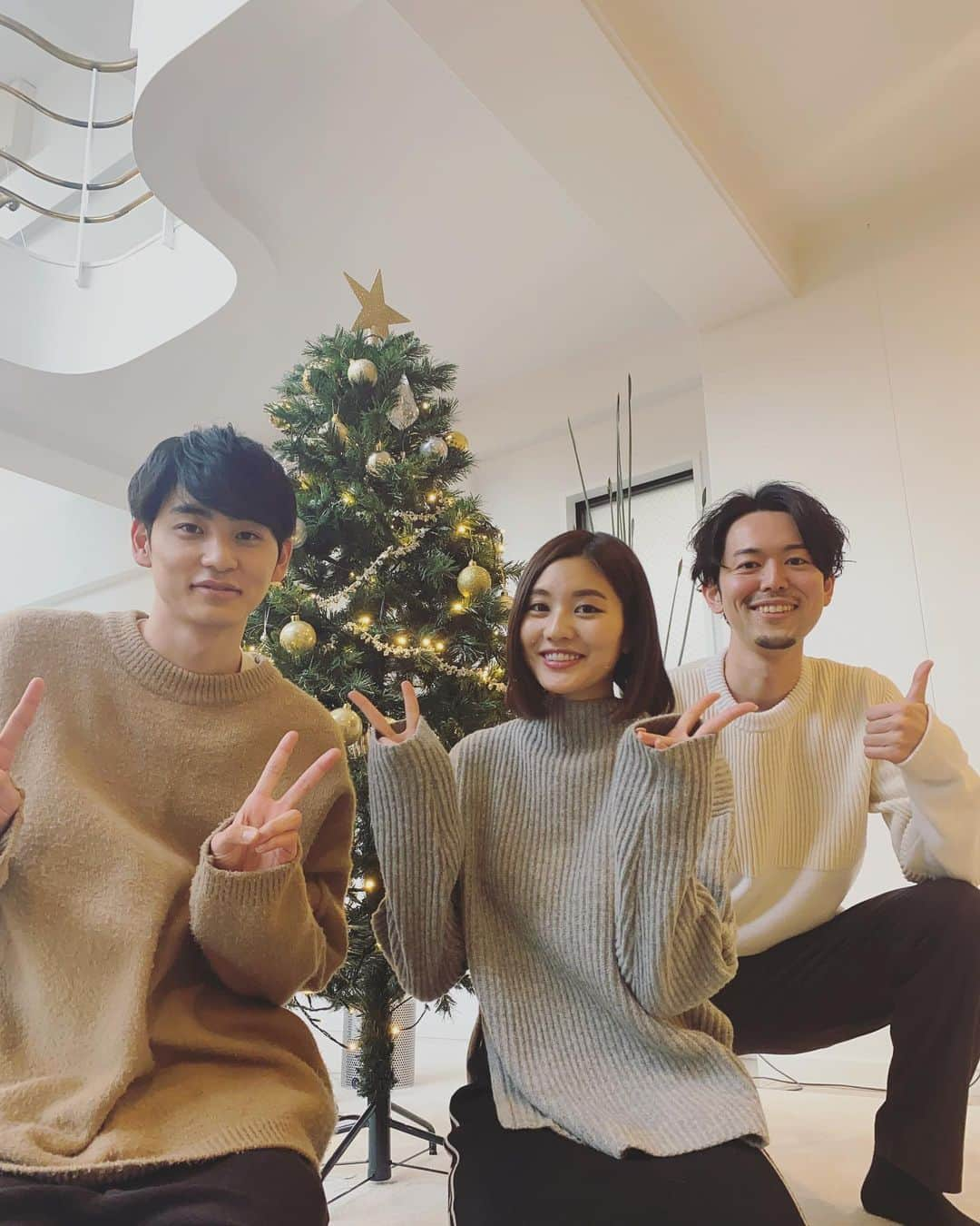 新野俊幸さんのインスタグラム写真 - (新野俊幸Instagram)「ツリー前で🎄✌🏻 #テラスハウス #terracehouse」3月5日 19時00分 - niinotoshiyuki