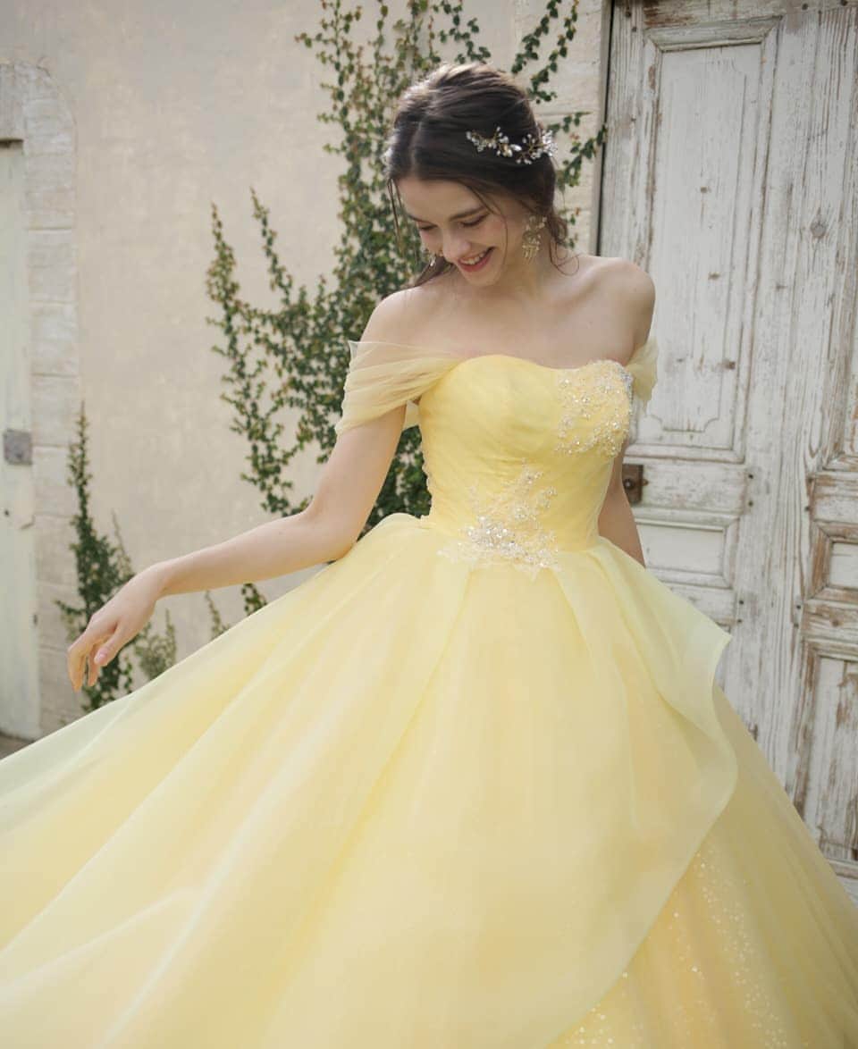 LAVIEEN ROSE Weddingのインスタグラム：「﻿ お写真映え抜群な﻿ #お色直し﻿ #イエロードレス﻿ 🍀　LRSジジ﻿　🍀 ﻿ プリンセスのような愛らしさを﻿ 演出してくれる ふんわり﻿オーガンジーフリルが﻿ とてもロマンティック ❤︎ ﻿ ﻿ ﻿ #1日も早くいつもの日常が戻りますように﻿  #ラビアンローゼ﻿ #ウエディングドレス#花嫁#ドレス試着#チュールドレス#プレ花嫁#ブライダルヘア #カラードレス#weddingdress#weddingphoto #ヘアメイク#ブライダル#bridal#wedding#結婚式﻿ #ナチュラルウェディング#カジュアルウェディング#ガーデンウェディング#卒花嫁#2020冬婚 ﻿ #花嫁#プレ花嫁#花嫁準備#東京花嫁#archdays花嫁#ゼクシィ花嫁#名古屋花嫁#ハナコレ#秋婚」