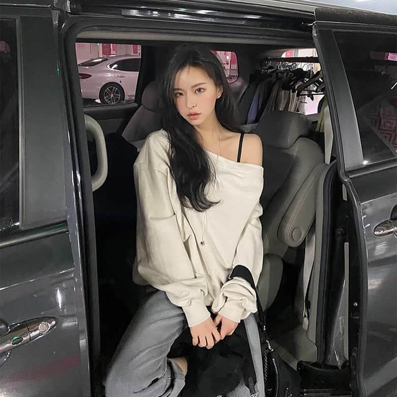 Chuuのインスタグラム：「오늘도 수고많았어용!🪐✨」