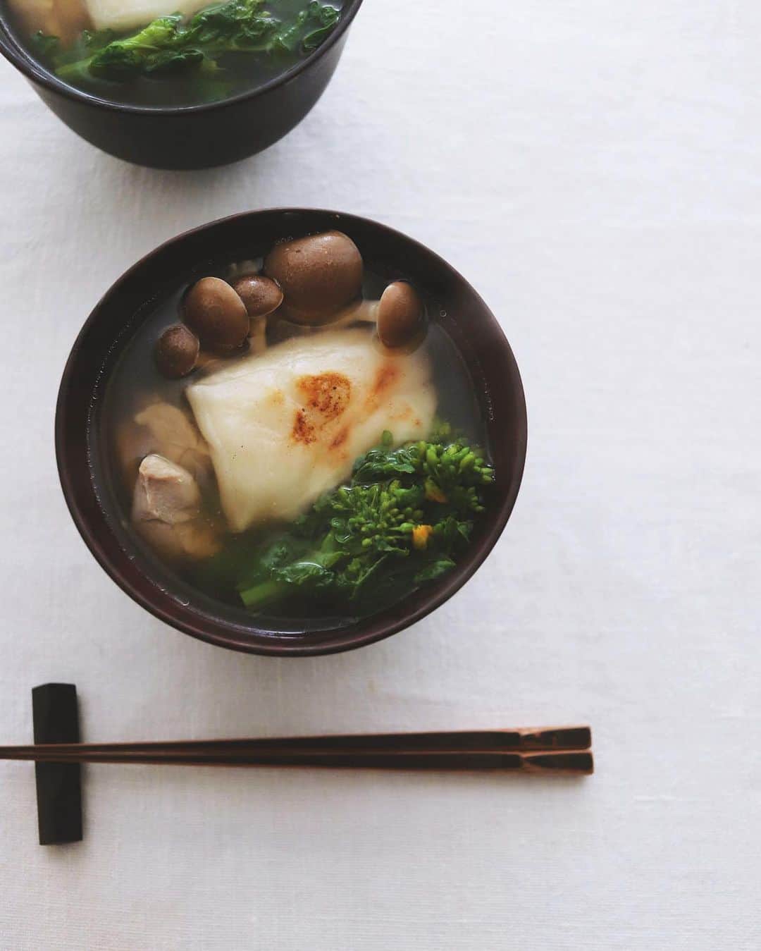 のインスタグラム：「Ozoni soup . 夕飯にお雑煮。 具に餅、菜花、 鶏肉、しめじ。 鰹＋鶏だしを 醤油仕立てで。 今夜は休肝日。 . . #Ozoni #soup #Ozonisoup #お雑煮 #雑煮 #菜の花 #スープ #スープ生活 #スープダイエット #japanesesoup #japanesefood #washoku」