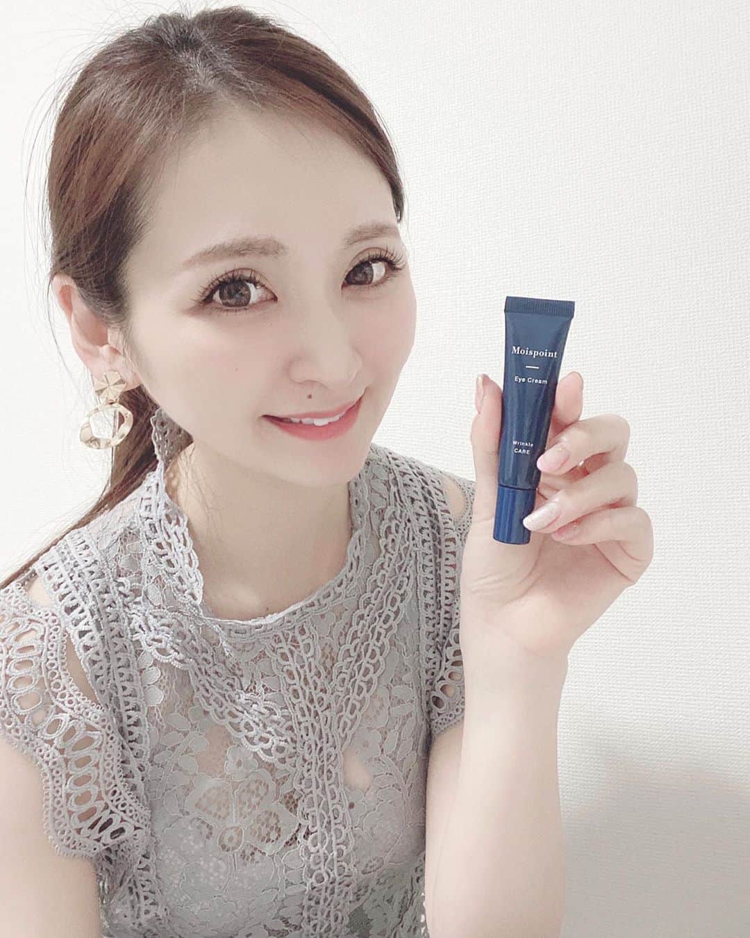 のインスタグラム：「話題のアイクリーム #モイスポイント @moispoint_official 使ってみたよ👀 目元の印象ってお顔の印象を左右するからすごく大事だよね🥺 ヘッドから直接塗ることもできるし、ササっとケアできて便利！ 幹細胞エキスや進化系セラミドが含まれていると共に、余計なケミカル物質は極力排除してあって86%以上が美容成分でできてるそう♡ これを夜使って寝ると、翌朝目元がふっくらしてる気がするよ✨毎晩の習慣にしよう😊 ・ #モイスポイント #moispoint #PR」