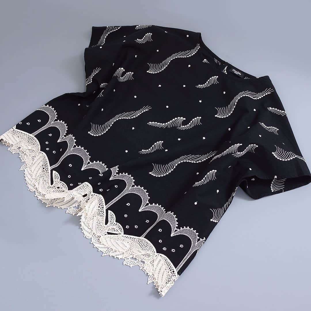marbleSUD(マーブルシュッド) のインスタグラム：「【大反響】ルクア イーレ店限定で展開していた「Kujira Lace Skirt」の別注色BLACK。SNSでの反響も大きく、この度全店での販売が決定いたしました。パチパチパチッ♪  さらに嬉しいBIG NEWS！なんと、同シリーズの“Blouse”にも別注色のBLAKが登場。黒地に白の刺繍とクジラのレースが映える、華やかさが◎1枚でコーデの主役に！セットアップでちょっと豪華に！と、この春のワードローブとして大活躍すること間違いなしの注目アイテムです。ご用意数はごくわずか。ビビビッときたらお早めにチェックしてみてくださいね。」