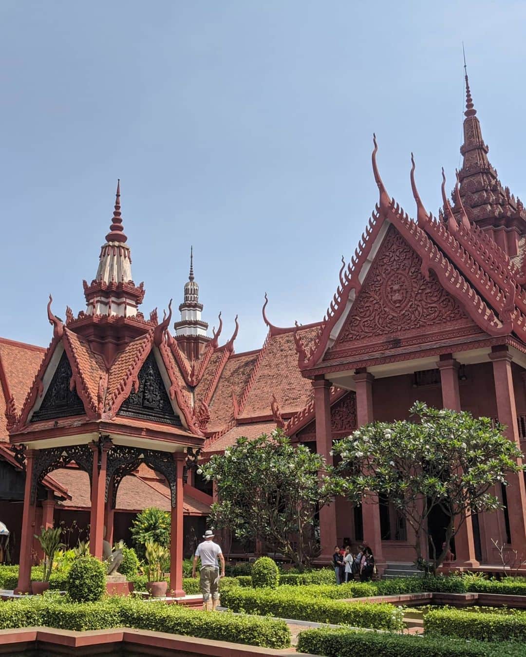 芳美リンさんのインスタグラム写真 - (芳美リンInstagram)「#プノンペン国立博物館﻿ ﻿ どこを切り取っても画になる素敵な建物。﻿ ﻿ 華やか過ぎず、レトロで、それでいてオシャレ。﻿ 日本の建物とは全然違うのになぜか落ち着く♫ ﻿ ﻿ ﻿ ﻿ #カンボジア観光省﻿ #カンボジア観光省FAMトリップ﻿ #ASEANJAPANCENTERFAMTRIPDelegete﻿ #カンボジア#カンボジア旅行#プノンペン﻿ #Cambodia#PhnomPenh#NationalMuseum﻿ #旅したくなるフォト #カンボジア旅行 #旅好きな人と繋がりたい﻿ #travelholics﻿#トラレコwifi #exploreTNQ #travelgirlshub #travelingwoman #journeysofgirls #girlspowertravel #sheisnotlost #knt旅感 #ハヤリ旅 #joytb #funtotrip #海外旅行のstw#teampixel #laboutiquedecarolアンバサダー応募2020」3月5日 19時13分 - lynn.lynn5