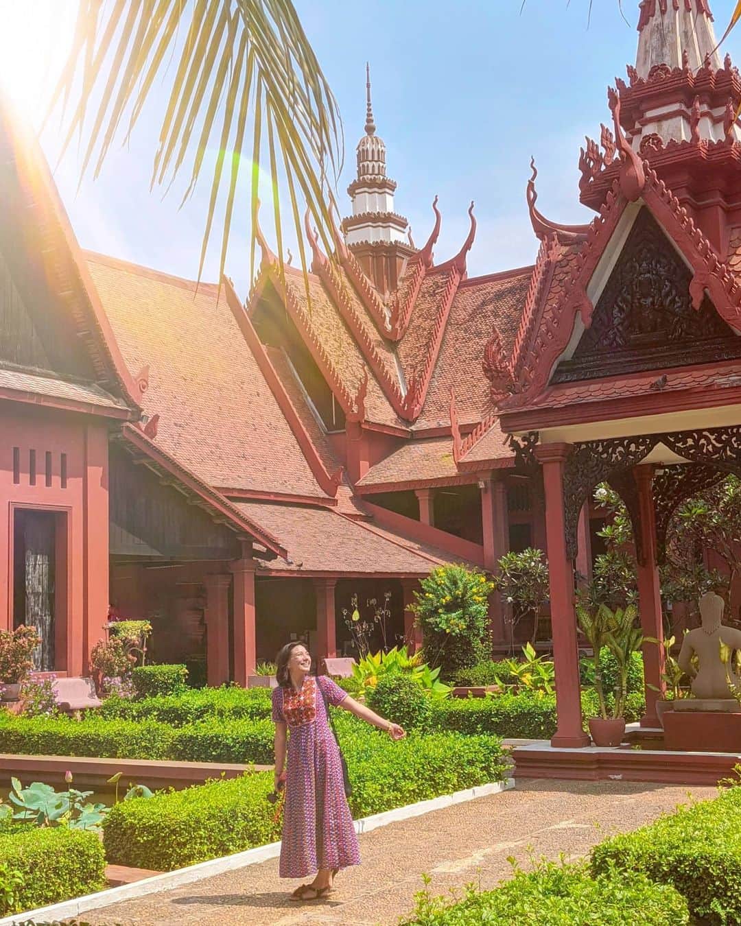 芳美リンさんのインスタグラム写真 - (芳美リンInstagram)「#プノンペン国立博物館﻿ ﻿ どこを切り取っても画になる素敵な建物。﻿ ﻿ 華やか過ぎず、レトロで、それでいてオシャレ。﻿ 日本の建物とは全然違うのになぜか落ち着く♫ ﻿ ﻿ ﻿ ﻿ #カンボジア観光省﻿ #カンボジア観光省FAMトリップ﻿ #ASEANJAPANCENTERFAMTRIPDelegete﻿ #カンボジア#カンボジア旅行#プノンペン﻿ #Cambodia#PhnomPenh#NationalMuseum﻿ #旅したくなるフォト #カンボジア旅行 #旅好きな人と繋がりたい﻿ #travelholics﻿#トラレコwifi #exploreTNQ #travelgirlshub #travelingwoman #journeysofgirls #girlspowertravel #sheisnotlost #knt旅感 #ハヤリ旅 #joytb #funtotrip #海外旅行のstw#teampixel #laboutiquedecarolアンバサダー応募2020」3月5日 19時13分 - lynn.lynn5