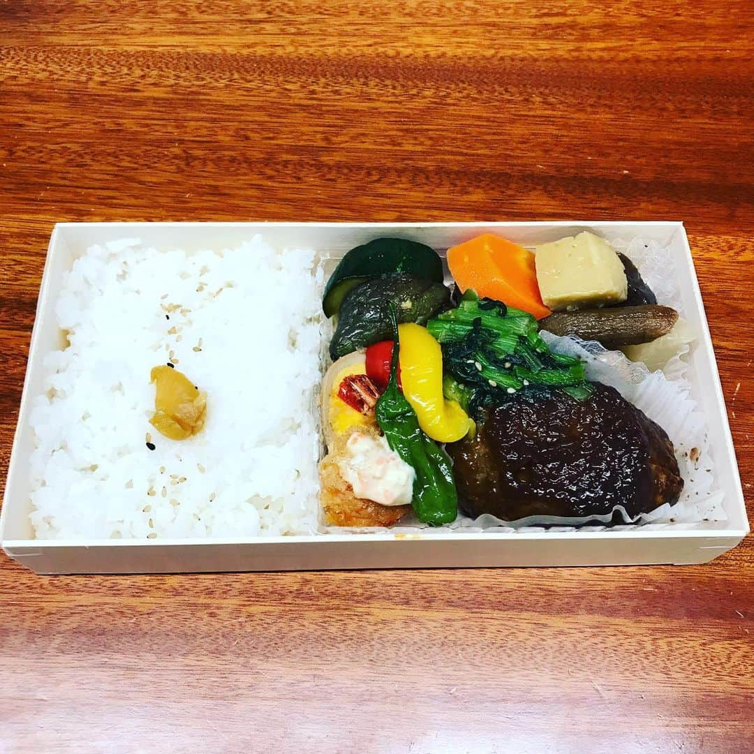 笠原秀幸さんのインスタグラム写真 - (笠原秀幸Instagram)「こんばんばーぐ ・ 今日は、ハンバーグ大使として、みなさんとハンバーグを繋ぐ為に、そして協会の為に、『身を(パン)粉にしてでも』頑張ろうと思った日でした！ ・ 今日の#1日1バーグ　は、ちとせのお弁当です。マネージャーさんが、もちろんですよね？的な感じで渡してくれてありがたい！ ・ #日本ハンバーグ協会 #ハンバーグ大使 #ハンバサダー #ハンバーグ弁当 #ハンバーグ  #身をパン粉にしてでも #あなたとハンバーグを繋ぎたい」3月5日 19時17分 - kasahara_rarara