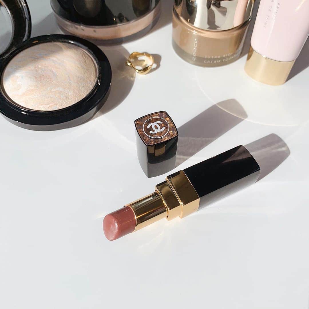 小川陽香のインスタグラム：「2本目💕 リップ使い切ってリピートしたの久しぶり♡ @chanel.beauty 56 モマン ㅤ ハイライトは最近また @maccosmeticsjapan の ライトスカペードが気分でよく使う～☺️🤍 ㅤ ㅤ #cosme #lip #chanel #コスメ #リップ #シャネル #ブラウンリップ」