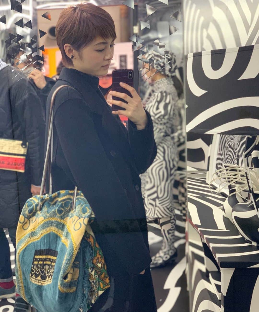 のインスタグラム：「. この前行ったアートイベントで 展示されてた不思議なお部屋🦓💖 . #rooms40 #rooms_tokyo #art #展示会」