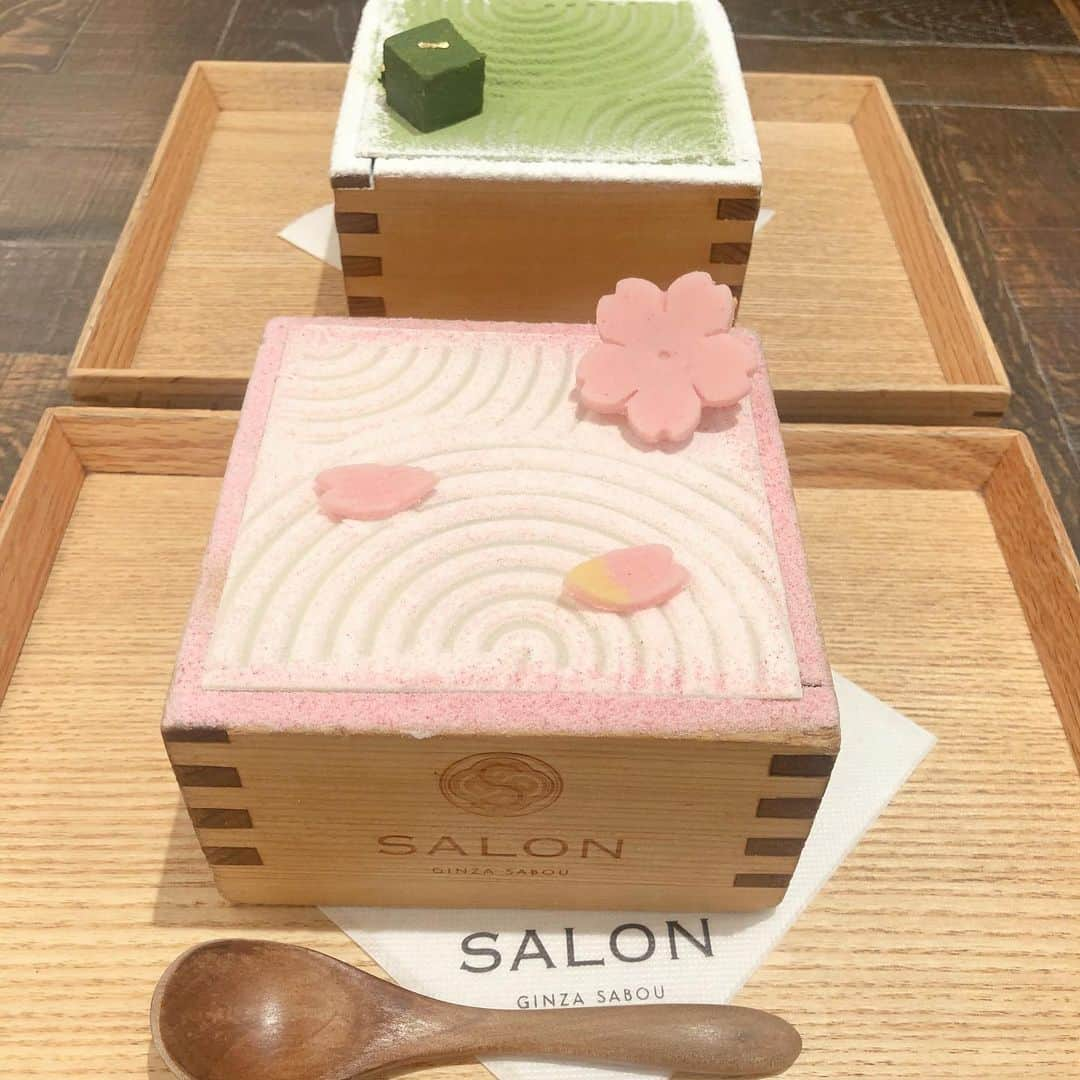 熱田久美さんのインスタグラム写真 - (熱田久美Instagram)「🍰Salon Ginza Sabou / 銀座〔東京〕 ------------------- とあるものを買いに銀座へ！ その後は初めての SALON GINZA SABOUへ行ってきました🌸 東急プラザ銀座の地下2階にあります🍴✨ ・ 私が頼んだのは 人気パフェのさくらフレーバー！ 春限定メニュー選んでみました٭❀* お友達は抹茶の定番メニューパフェ。濃いやつです。🍵 つかの間の癒しカフェ、楽しかった☕💭💕 ・ #salonginzasabou #ginza #tokyo  #sakura #cherryblossom  #銀座カフェ #銀座 #東京カフェ #銀ブラ #有楽町カフェ #カフェ巡り #カフェ好きな人と繋がりたい  #カフェスタグラム #スイーツ #スイーツ好き  #スイーツ好きな人と繋がりたい #さくら #桜 #桜スイーツ #和スイーツ #パフェ #春 #抹茶スイーツ #癒しの時間  #限定に弱い #女子 #限定商品  #ホワイトチョコ #東急プラザ銀座  #tokyuplazaginza」3月5日 19時36分 - kuumi1125