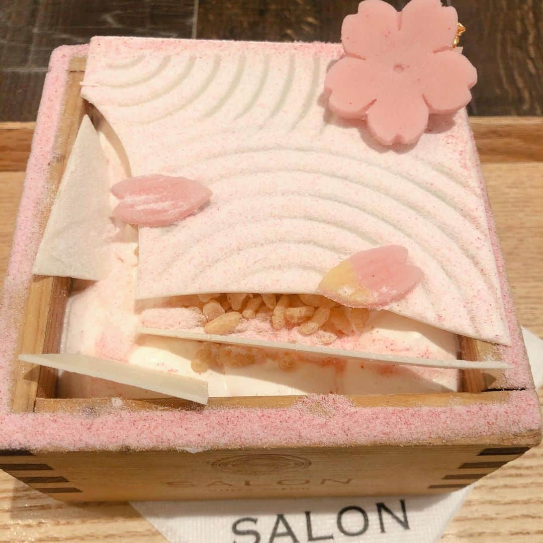 熱田久美さんのインスタグラム写真 - (熱田久美Instagram)「🍰Salon Ginza Sabou / 銀座〔東京〕 ------------------- とあるものを買いに銀座へ！ その後は初めての SALON GINZA SABOUへ行ってきました🌸 東急プラザ銀座の地下2階にあります🍴✨ ・ 私が頼んだのは 人気パフェのさくらフレーバー！ 春限定メニュー選んでみました٭❀* お友達は抹茶の定番メニューパフェ。濃いやつです。🍵 つかの間の癒しカフェ、楽しかった☕💭💕 ・ #salonginzasabou #ginza #tokyo  #sakura #cherryblossom  #銀座カフェ #銀座 #東京カフェ #銀ブラ #有楽町カフェ #カフェ巡り #カフェ好きな人と繋がりたい  #カフェスタグラム #スイーツ #スイーツ好き  #スイーツ好きな人と繋がりたい #さくら #桜 #桜スイーツ #和スイーツ #パフェ #春 #抹茶スイーツ #癒しの時間  #限定に弱い #女子 #限定商品  #ホワイトチョコ #東急プラザ銀座  #tokyuplazaginza」3月5日 19時36分 - kuumi1125