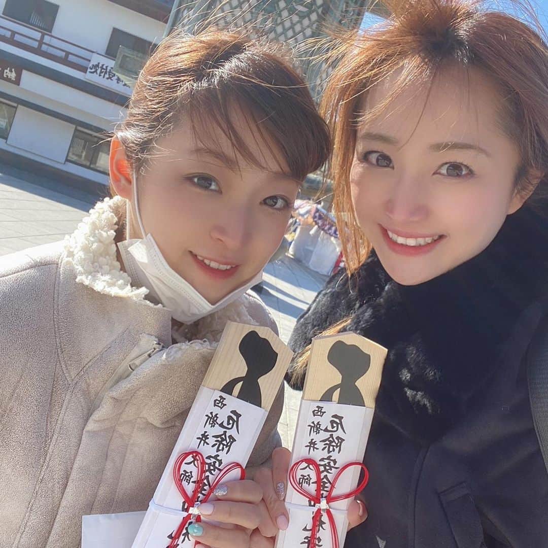 くぼたみかのインスタグラム：「前厄なためゆりっちと厄払いに✨もう3月だけど、厄年関係なくいい一年になりますように...🙏終わった後は舎人公園でみんなでお遊び🥰早くお花見したいなー🌸🌸 #30代ほぼ厄年　#もういいわ #japan #temple」