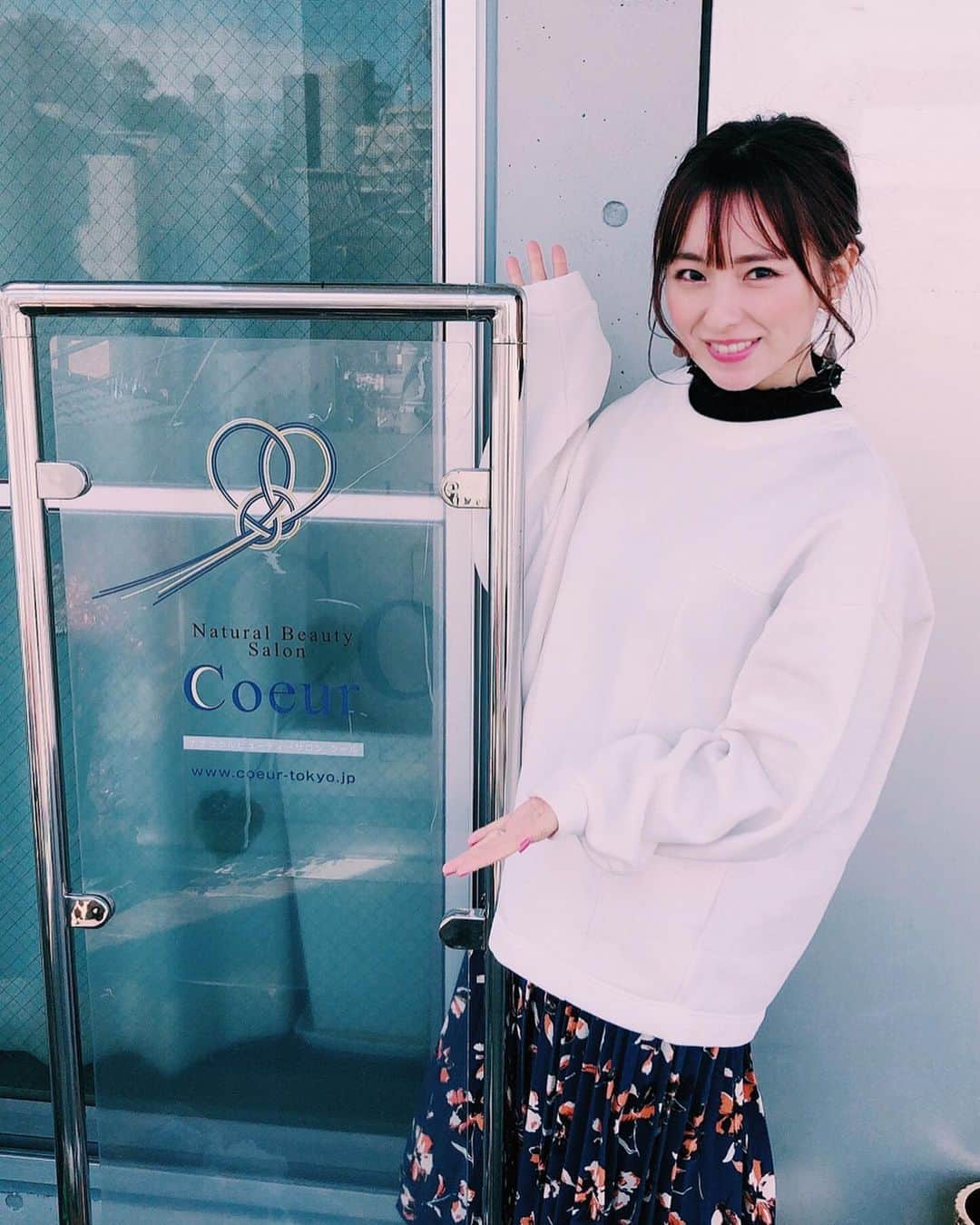 ぽこのインスタグラム：「知り合いの方がエステをやっているのだけど、体の疲れが酷いから行ってきた！ 自律神経を整えてくれて、体の疲れやむくみに効くエナジーテラピーを全身と、顔にも受けてきたよ❤️ 首の疲れがめちゃスッキリしたし、顔は一回り小さくなってビックリ😳 ビフォーアフター載せようかと思ったけど、アフターはスッピンだから別のアフターになりそうで控えた😂  小顔コルギやデトックスマッサージもあるので、気になったら行ってみてね✨ 私のインスタ見たで全てのメニュー半額だよ🐻❤️ ナチュラルビューティーサロン　クール http://www.coeur-tokyo.jp/  #エナジーテラピー #小顔コルギ #白金 #マッサージ」