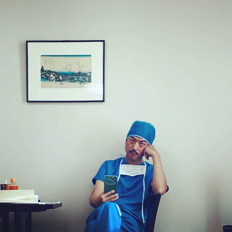 椎名桔平さんのインスタグラム写真 - (椎名桔平Instagram)「#トップナイフ#世界のクロイワ#手術　シーンのセッティング待ちのひととき。今日は皆んな揃ってのチームプレー^_^」3月5日 19時55分 - kippeishiina