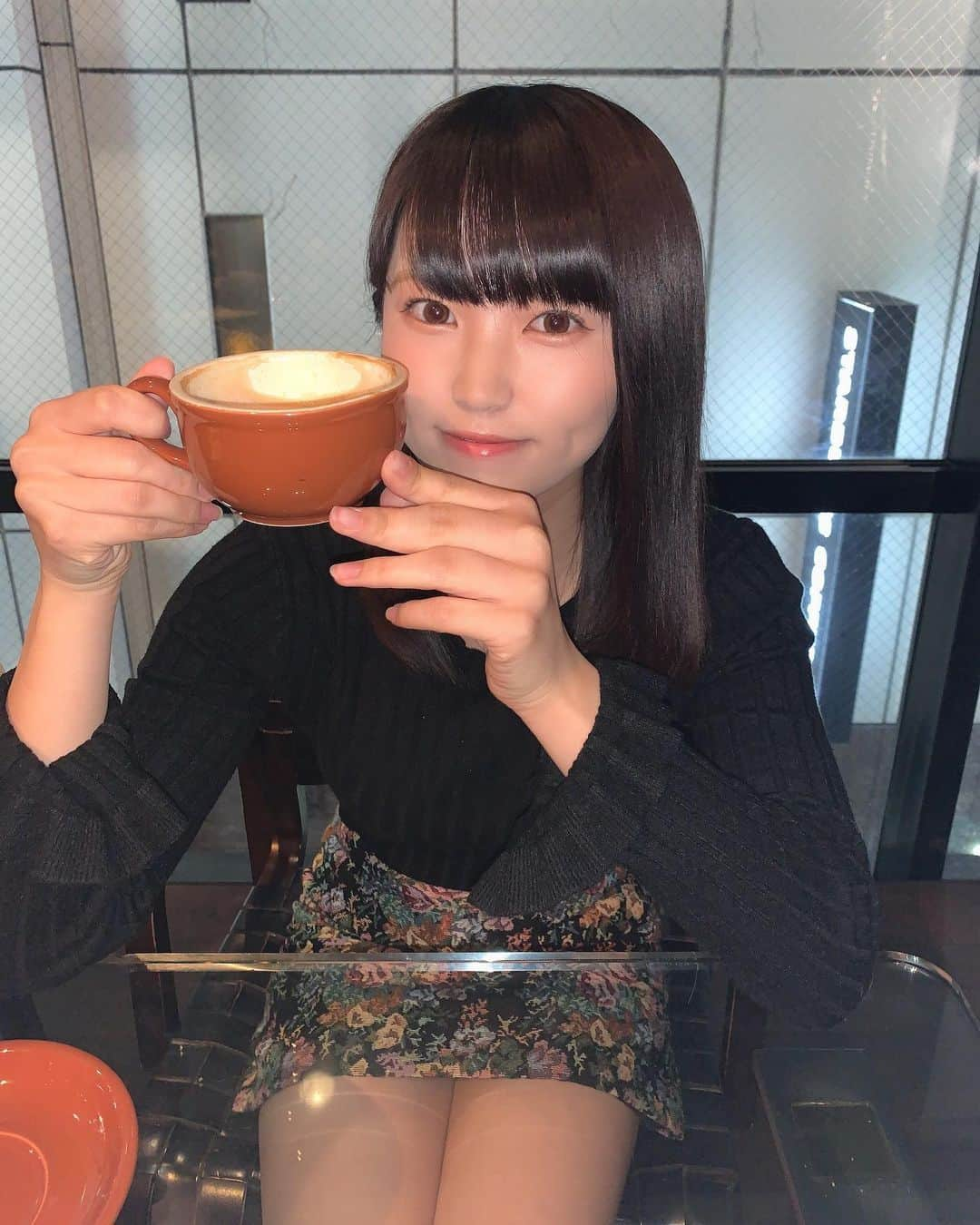 坂東遥さんのインスタグラム写真 - (坂東遥Instagram)「はやく春服きたい🌷🌷 ・ ・ ・ #cafestagram #渋谷カフェ #suzucafe #暗髪 #オレンジメイク」3月5日 19時48分 - b.haruka1103