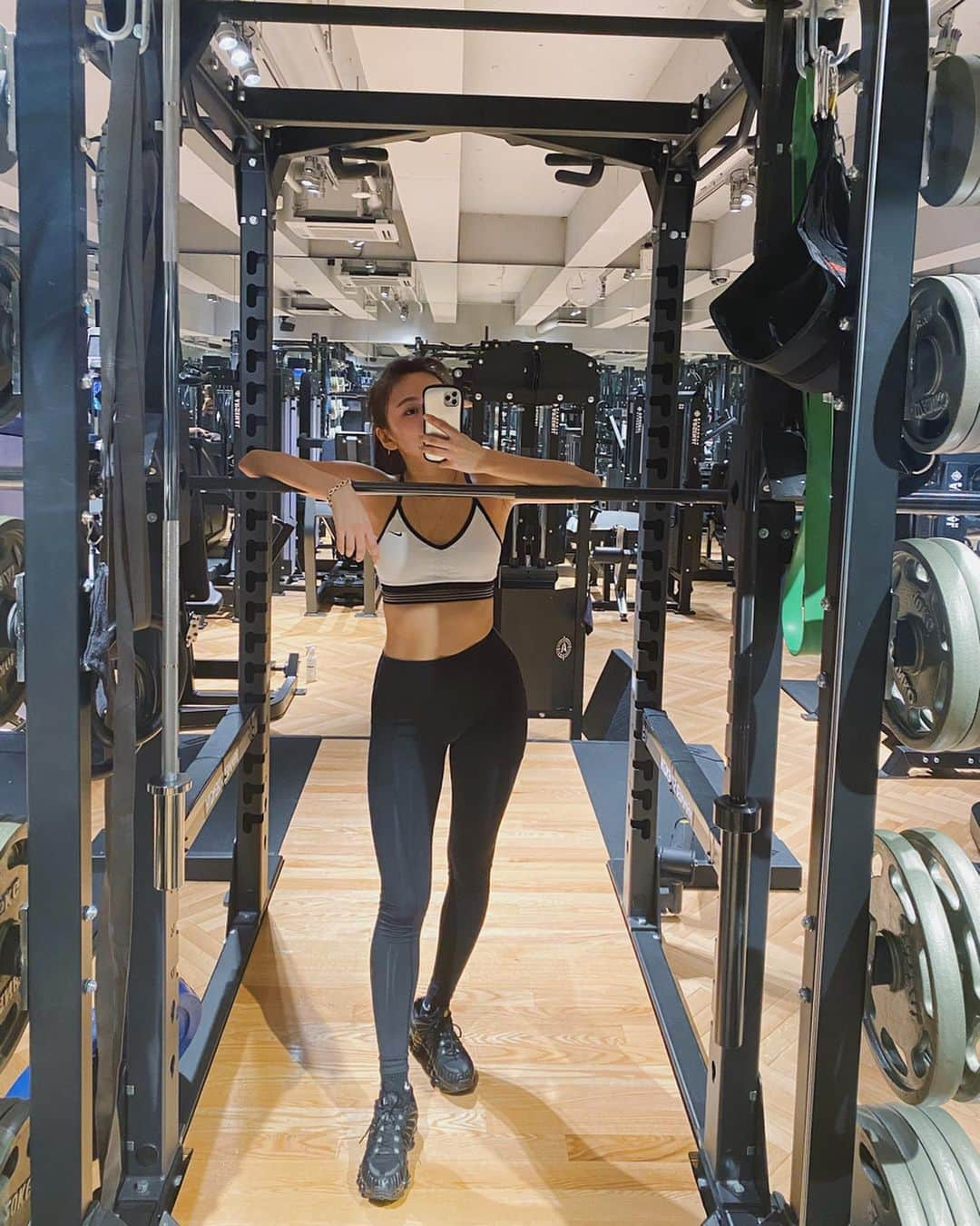 佐々木彩乃さんのインスタグラム写真 - (佐々木彩乃Instagram)「training day🏋️‍♀️ @maiko__fit さんのパーソナル1時間受けてから3枚目のマシーンで有酸素40分。偶然奈々と時差だったので終わってラウンジでプロテイン飲みながらお喋り😹✨ 毎日外食してたら体重体脂肪率共にすぐ戻ってしまうのね😹歳だわ笑 ジムの日はとことんヘルシーに🍴」3月5日 19時50分 - ayano__sasaki