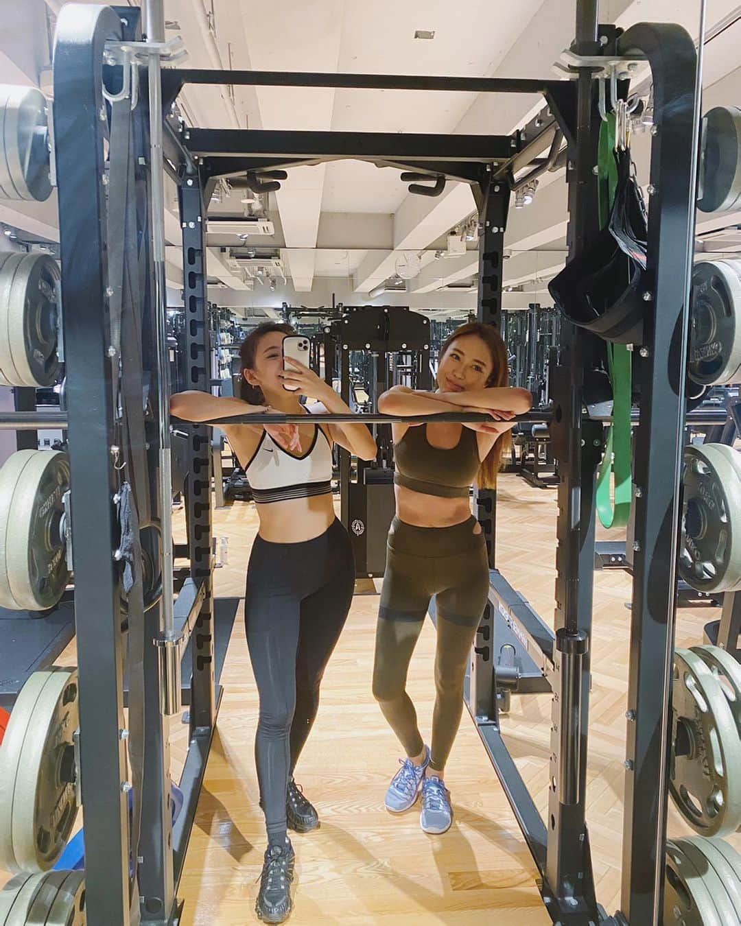 佐々木彩乃さんのインスタグラム写真 - (佐々木彩乃Instagram)「training day🏋️‍♀️ @maiko__fit さんのパーソナル1時間受けてから3枚目のマシーンで有酸素40分。偶然奈々と時差だったので終わってラウンジでプロテイン飲みながらお喋り😹✨ 毎日外食してたら体重体脂肪率共にすぐ戻ってしまうのね😹歳だわ笑 ジムの日はとことんヘルシーに🍴」3月5日 19時50分 - ayano__sasaki