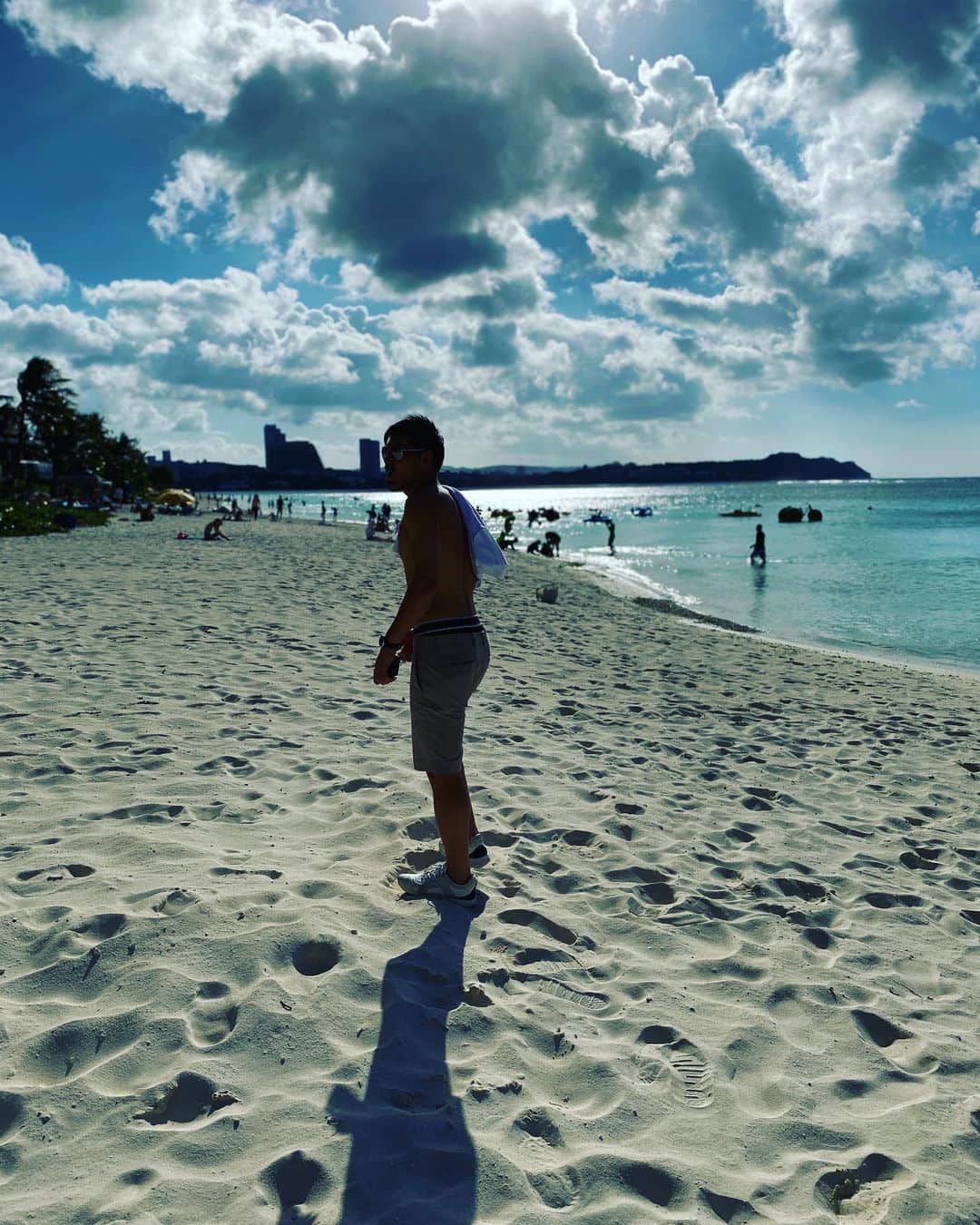 松井大輔さんのインスタグラム写真 - (松井大輔Instagram)「寒いから暖かいとこ行きたいなあ  グアムまた行きたいなあ。  #style  #soccerjunky  #guam #beautiful  #beach  #sunglasses  #サングラス #南国 #砂浜 #parasol #海 #sea #海外行きたい」3月5日 19時51分 - matsuidaisuke_official