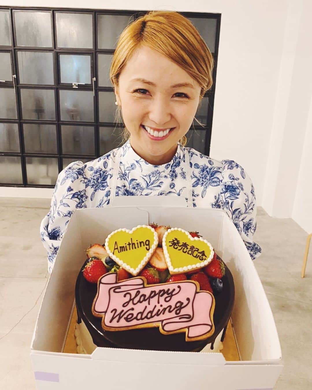 Ami さんのインスタグラム写真 - (Ami Instagram)「宝島社のみなさんが、とーっても素敵なケーキとお花でお祝いしてくださいました🎂🍫🌼💕 可愛すぎ食べれないー けど、食べるー😋 みんなにいっぱいお祝いしてもらえてほんとに嬉しいし幸せだなーーー💜」3月5日 19時53分 - ami_dream05
