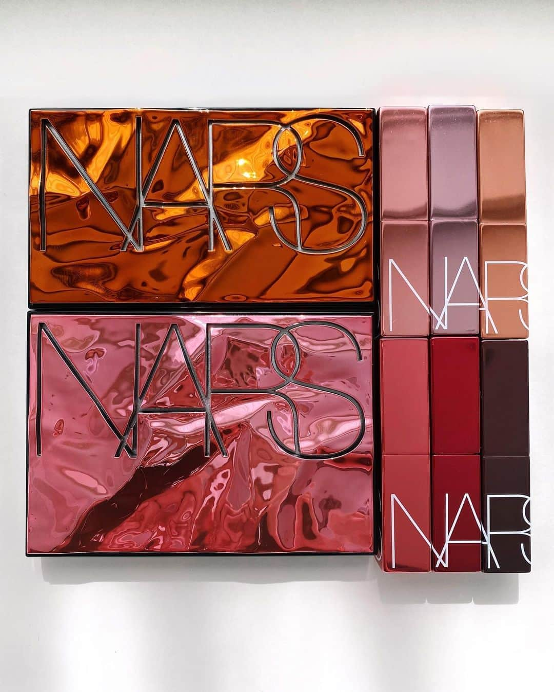 鈴木えみさんのインスタグラム写真 - (鈴木えみInstagram)「@NARSissist NARS AFTERGLOWコレクションを使ったメイク紹介です🧚🏻‍♀🌈 アフターグローリップバームの1357 TURBO（シアーなレッドカラー）をここ1ヶ月くらいずっと普段使いしてましたが、髪を明るくしてからは1358 WICKED WAYSがしっくりくる💋 その1358 WICKED WAYSに合わせて、アフターグロー アイシャドーパレットとオーバーラスト チークパレットも使ってみました！ ㅤㅤㅤ 【HOW TO】 アイシャドウ： アイホール全体にRIDING HIGH→二重幅にWHIPPED（目尻に向かって広めに）→下まぶた全体にTROUBLE。 チーク： BODY TALKを頬全体にふわっと。 ハイライト： TIED UPを目尻下の、頬骨の高い位置に→DRIFTを頬の高い位置に、横長に重ねる。 ㅤㅤㅤ 写真2枚目が1番ツヤ感がわかりやすいかな？ とても使いやすくて、ヘルシーな顔になれるアイテムたちです✨ ぜひ参考にしてみてね❣️ ㅤㅤㅤ @NARSissist #NARSafterglow #NARSJapan #NARSPartner」3月5日 19時55分 - emisuzuki_official