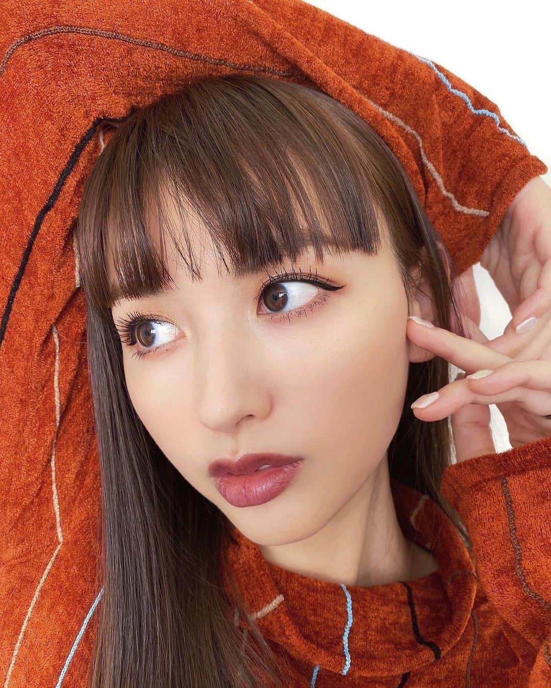 鈴木えみさんのインスタグラム写真 - (鈴木えみInstagram)「@NARSissist NARS AFTERGLOWコレクションを使ったメイク紹介です🧚🏻‍♀🌈 アフターグローリップバームの1357 TURBO（シアーなレッドカラー）をここ1ヶ月くらいずっと普段使いしてましたが、髪を明るくしてからは1358 WICKED WAYSがしっくりくる💋 その1358 WICKED WAYSに合わせて、アフターグロー アイシャドーパレットとオーバーラスト チークパレットも使ってみました！ ㅤㅤㅤ 【HOW TO】 アイシャドウ： アイホール全体にRIDING HIGH→二重幅にWHIPPED（目尻に向かって広めに）→下まぶた全体にTROUBLE。 チーク： BODY TALKを頬全体にふわっと。 ハイライト： TIED UPを目尻下の、頬骨の高い位置に→DRIFTを頬の高い位置に、横長に重ねる。 ㅤㅤㅤ 写真2枚目が1番ツヤ感がわかりやすいかな？ とても使いやすくて、ヘルシーな顔になれるアイテムたちです✨ ぜひ参考にしてみてね❣️ ㅤㅤㅤ @NARSissist #NARSafterglow #NARSJapan #NARSPartner」3月5日 19時55分 - emisuzuki_official