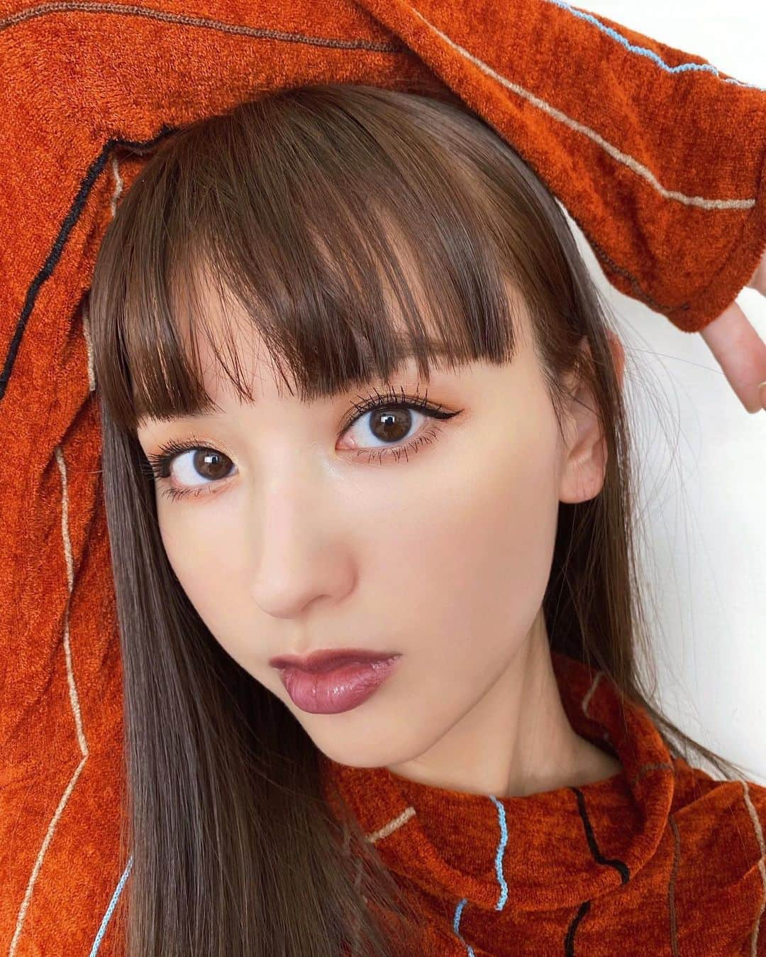 鈴木えみさんのインスタグラム写真 - (鈴木えみInstagram)「@NARSissist NARS AFTERGLOWコレクションを使ったメイク紹介です🧚🏻‍♀🌈 アフターグローリップバームの1357 TURBO（シアーなレッドカラー）をここ1ヶ月くらいずっと普段使いしてましたが、髪を明るくしてからは1358 WICKED WAYSがしっくりくる💋 その1358 WICKED WAYSに合わせて、アフターグロー アイシャドーパレットとオーバーラスト チークパレットも使ってみました！ ㅤㅤㅤ 【HOW TO】 アイシャドウ： アイホール全体にRIDING HIGH→二重幅にWHIPPED（目尻に向かって広めに）→下まぶた全体にTROUBLE。 チーク： BODY TALKを頬全体にふわっと。 ハイライト： TIED UPを目尻下の、頬骨の高い位置に→DRIFTを頬の高い位置に、横長に重ねる。 ㅤㅤㅤ 写真2枚目が1番ツヤ感がわかりやすいかな？ とても使いやすくて、ヘルシーな顔になれるアイテムたちです✨ ぜひ参考にしてみてね❣️ ㅤㅤㅤ @NARSissist #NARSafterglow #NARSJapan #NARSPartner」3月5日 19時55分 - emisuzuki_official