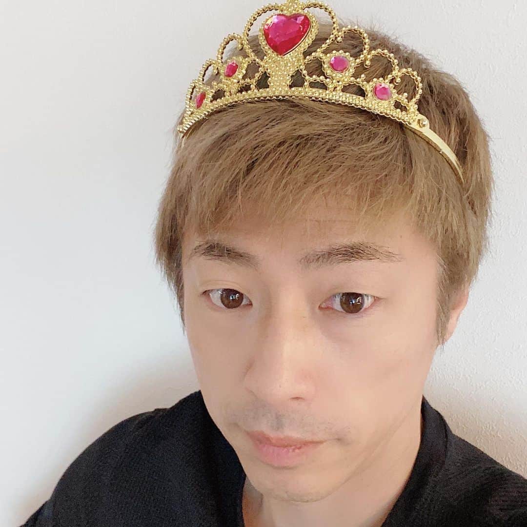 田村淳のインスタグラム：「今日は朝から晩まで娘とお姫様ごっこをしていたので、ずっと親友のお姫様役をやらされていました。ずっと高い声で会話していたので、喉が痛いですw  #ベルの友人役 #アリエルの友人役 #ジャスミンの友人役 #お姫様の友人役のお姫様演じるのむずい」