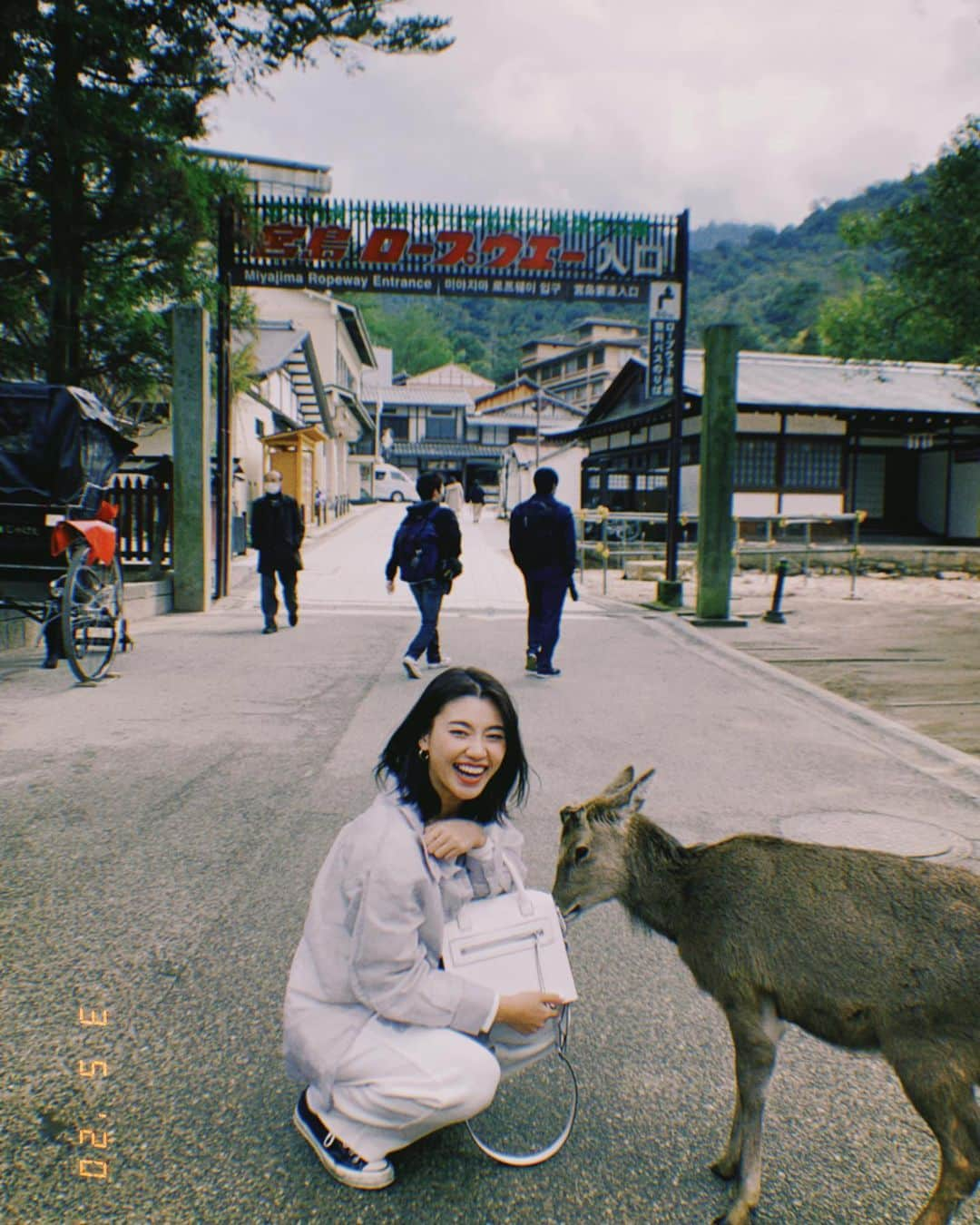 松本優さんのインスタグラム写真 - (松本優Instagram)「. #日本旅行 @west_akafu さんの #赤い風船 🎈 今回もJR限定列車で行く！〜広島県宮島編〜 . 新幹線　１時間弱、JR列車30分程度でフェリー乗り場へ⛴🌊 そこから約10分で宮島へ到着！ . ついてお出迎えしてくれたのは鹿ちゃんたち！🦌🖤宮島にはたくさん野生の鹿がいて可愛い、、、、😰 . そして、つぎは島を散策！ 広島といえば、牡蠣、もみじ饅頭、穴子！といろんなご当地名物を食べ歩き！🥺いろんなところからいろんな香りがするからもう大変やねん。 . そのあとは、ロープウェイに乗って弥山散策へ！20分ほど山道を歩いて、恋人の聖地とも言われる　#霊火堂　に⛩ . そのあと、　#豊国神社　へと、観光スポットが沢山😍お友達や家族、松優やったら好きな人ときたいなって思った〜🥰 . こんな素敵な場所“宮島”に皆さんも国内旅行検討してみてはいかがですか？🤲 . 是非参考にしてもらえれば嬉しいです😆 . #にこTA #日本旅行 #赤い風船#yutravel✈️」3月5日 20時02分 - matsumoto_yu