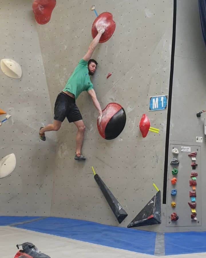 イェルネイ・クルーダーのインスタグラム：「Studiobloc masters 🔜😁. 📷: @julijakruder  @scarpaspa @ocun.climbing @vibram @snowmonkeyflask @sloveniaclimbing @boulderhallee4」