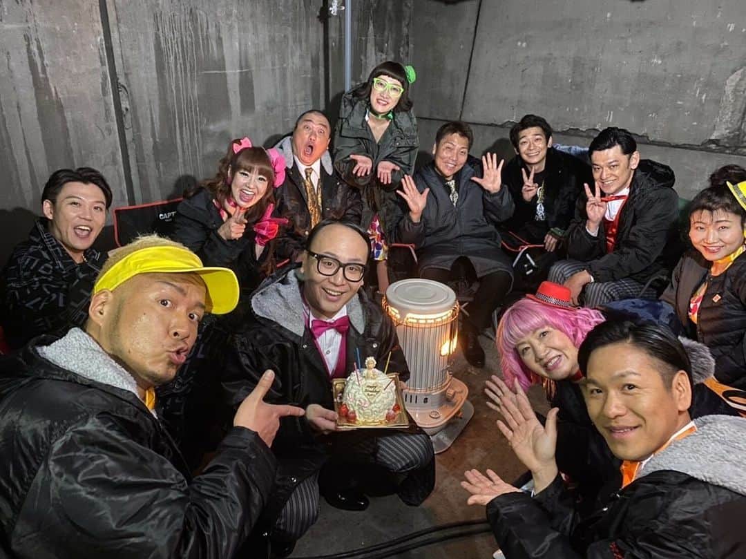 松浦志穂さんのインスタグラム写真 - (松浦志穂Instagram)「今週の　#吉本坂46が売れるまでの全記録  は見ていただけましたか？稀に見るスイートMONSTERの回でしたよ🥺「どつくより笑わせろ」のMV撮影日は、日をまたいだ瞬間にたかしさんが誕生日を迎える日でした☺️🎂㊗️「ハッピバースデートゥーユー！」と歌いながらケーキ持って入ってくるマサルコ。「えー！！うわぁ😳😳」とか何もなくすぐケーキを受け取るたかしさん。全員いると思って写真撮ったら普通にいないセンター岩橋さん。本当スイートMONSTERだなぁ🌷🌷 ・ #吉本坂46  #スイートmonster  #どつくより笑わせろ  #トレンディエンジェルたかし  さん #誕生日」3月5日 20時08分 - matushiho