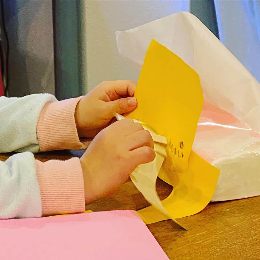 安倍吉俊のインスタグラム：「ウズラ(••)が虫歯の顔と歯ブラシを作って歯磨き練習してる！3歳の想像力すごい！」